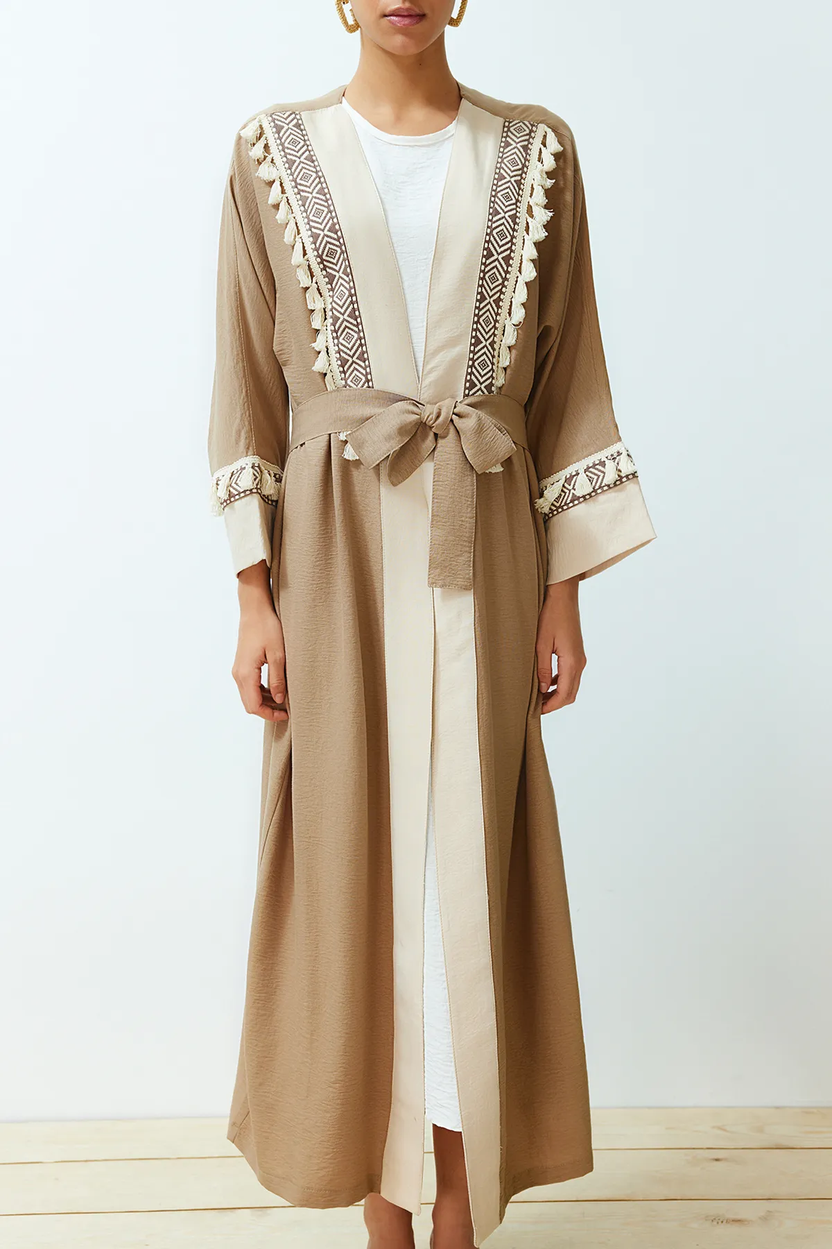 Trendyol Modest  Brauner Brode-Kimono mit Gürtel und detailliertem Crinkle-Gewebe, Kaftan und Abaya TCTSS24KF00007