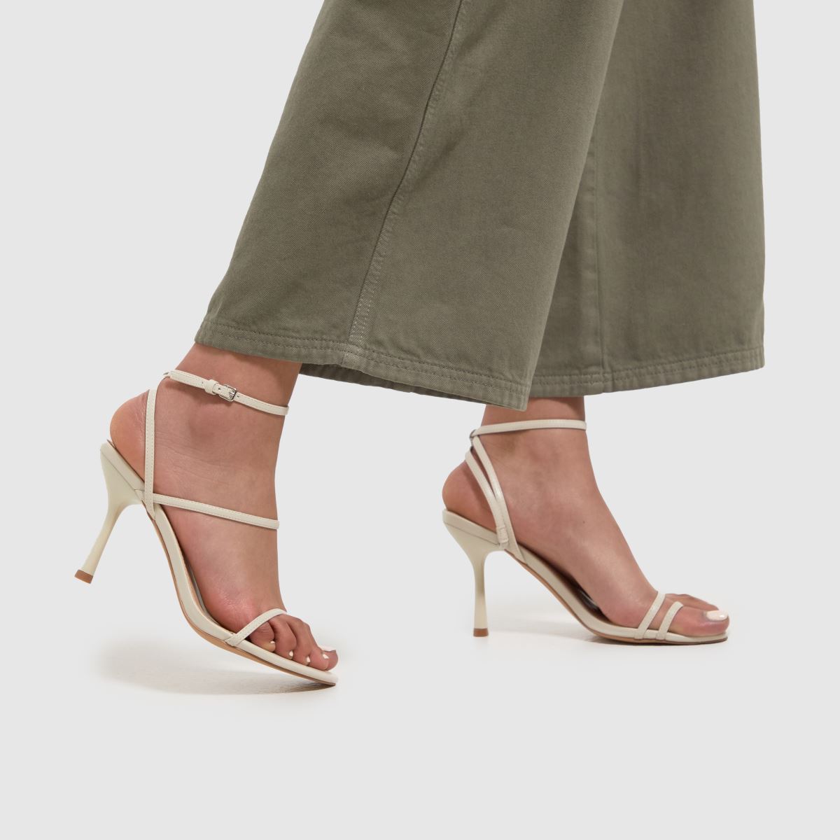 Schuh – Stasia – Höga klackar med tåöglor i off-white
