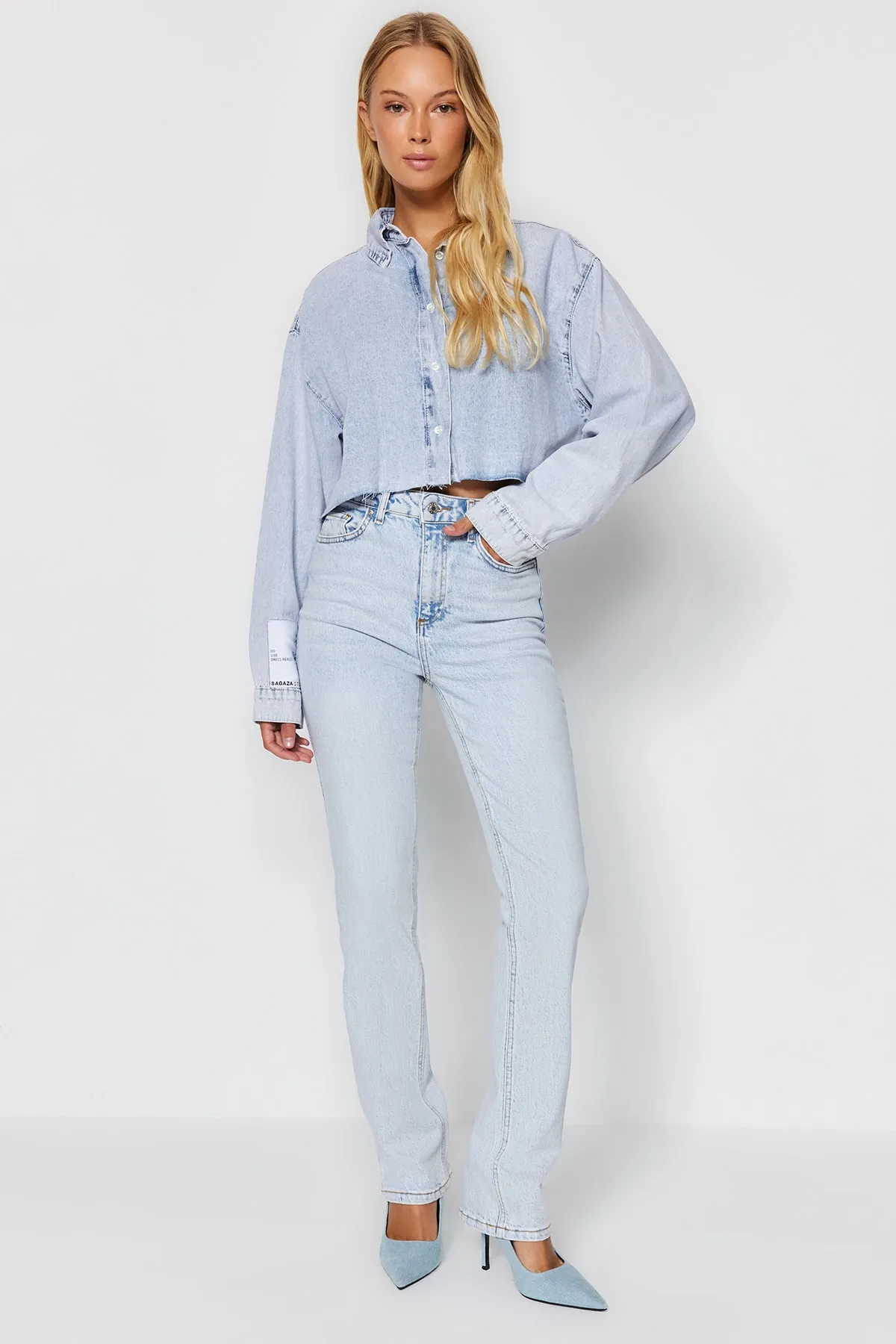 Trendyol Collection  Hellblaue Schlagjeans mit hoher Taille TWOAW23JE00657