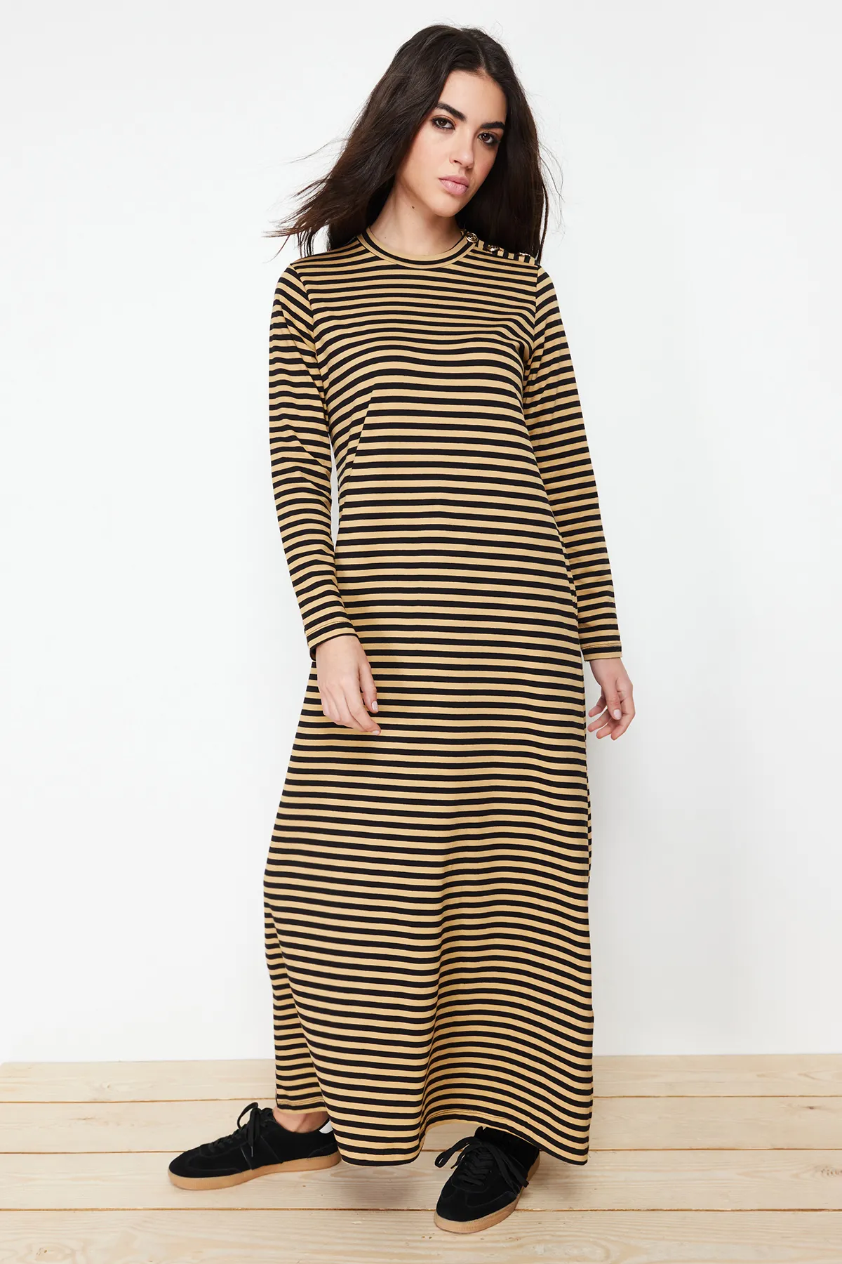 Trendyol Modest  Beigefarbenes Strickkleid mit Schulterknöpfen und detaillierten Details TCTSS23EB00291