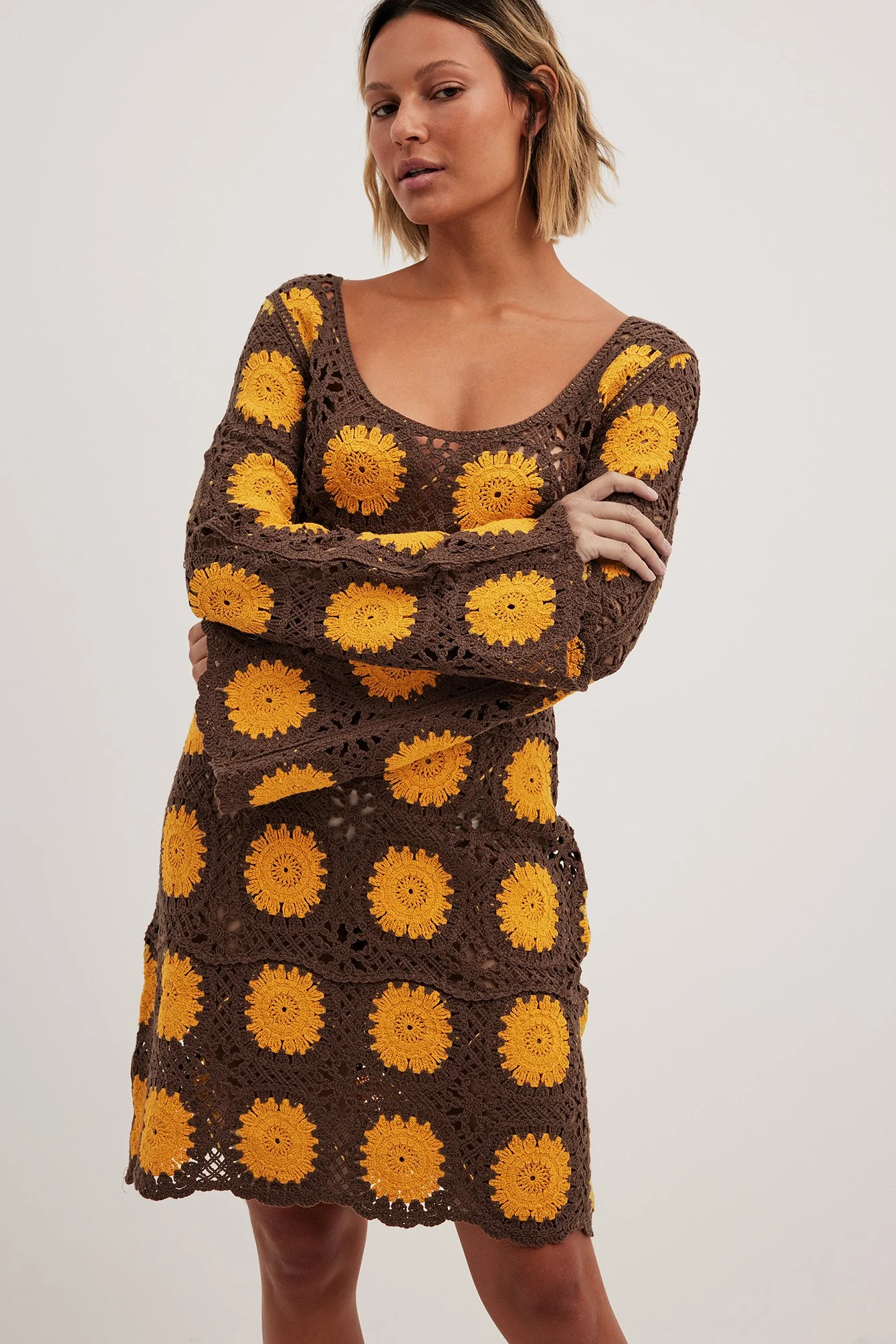 Gehäkeltes Strickminikleid mit langen Ärmeln