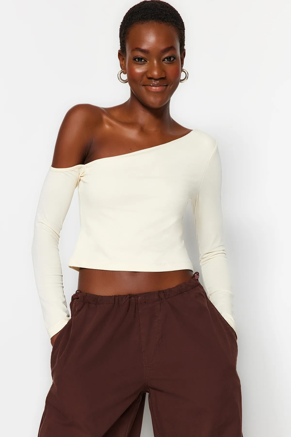 Trendyol Collection  Eng anliegende, kurz geschnittene Strickbluse aus Baumwollstretch mit One-Shoulder-Träger in Stone TWOAW24BZ00099