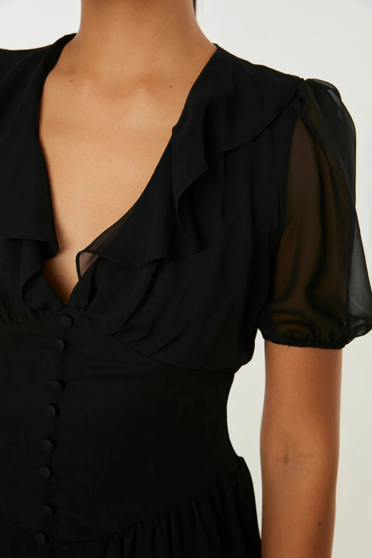 Trendyol Collection  Schwarzes detailliertes Abendkleid TPRSS22EL0986