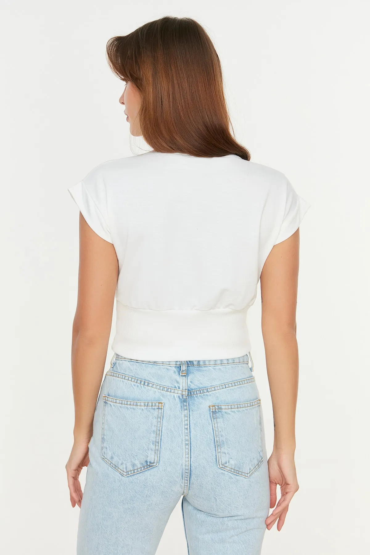 Trendyol Collection  Ecru-taillierte, schmale Strickbluse mit Rundhalsausschnitt und niedrigen Ärmeln TWOSS22BZ0798