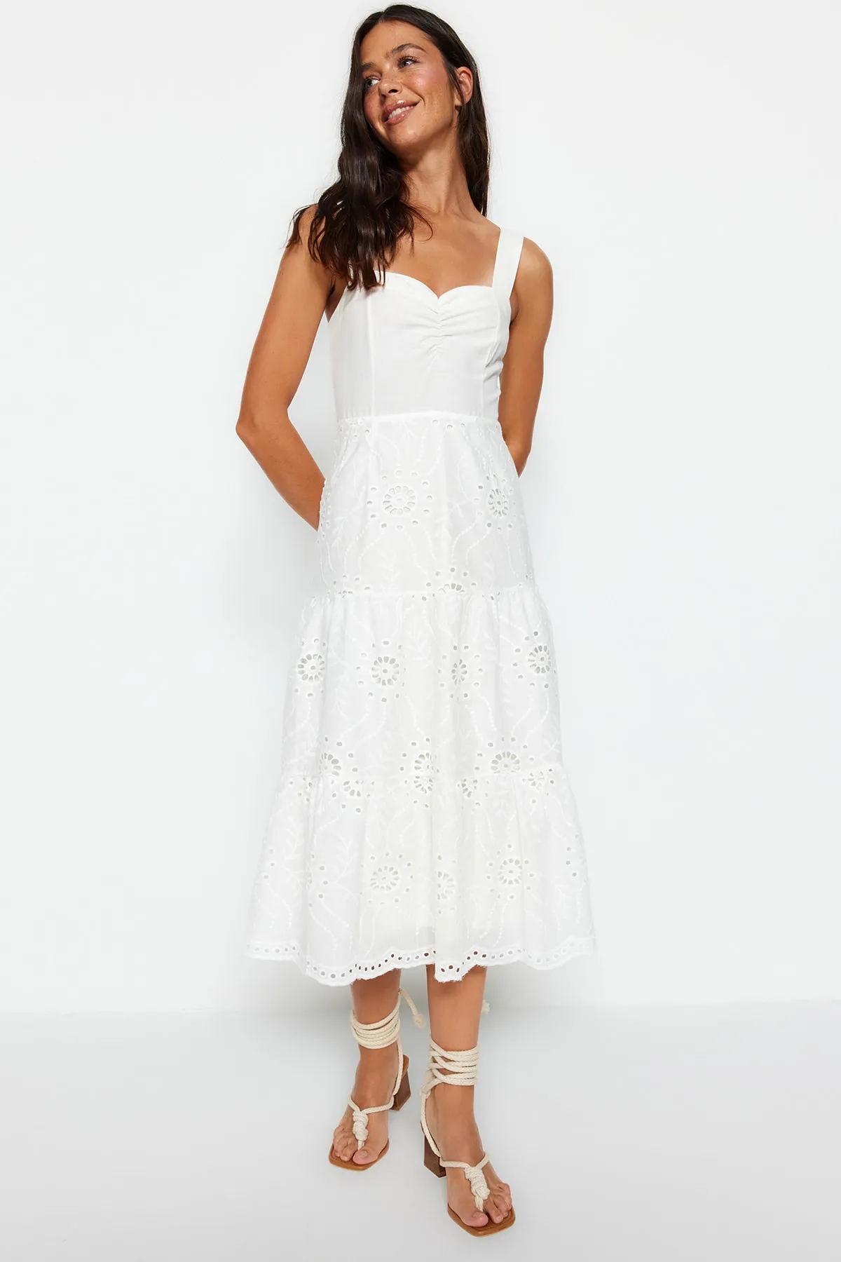 Trendyol Collection  Weißes Midikleid mit Taillenöffnung, gefüttert und bestickt, gewebtes Kleid TWOSS23EL00156