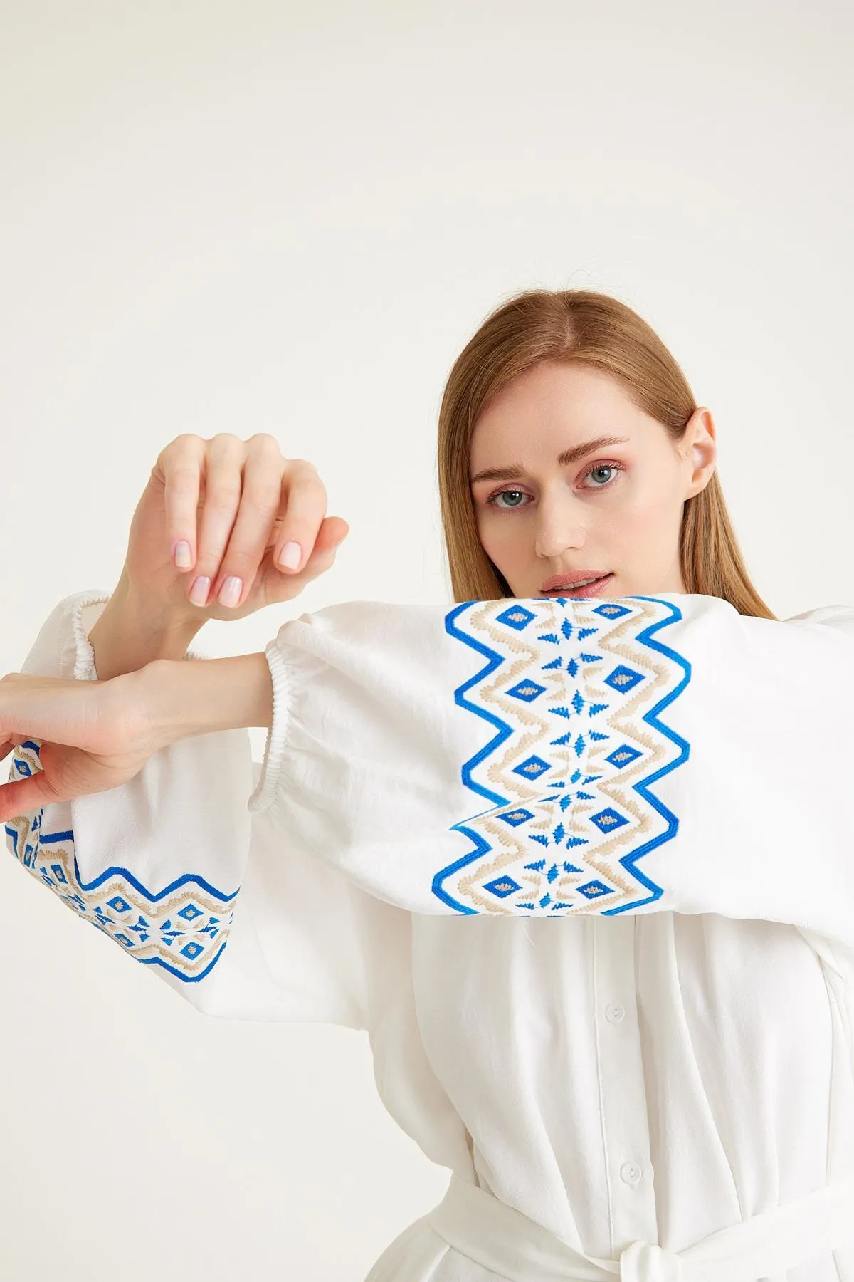 Olcay  WEISSES Kleid mit Chief-Kragen und Stickerei-Details 2604-EY
