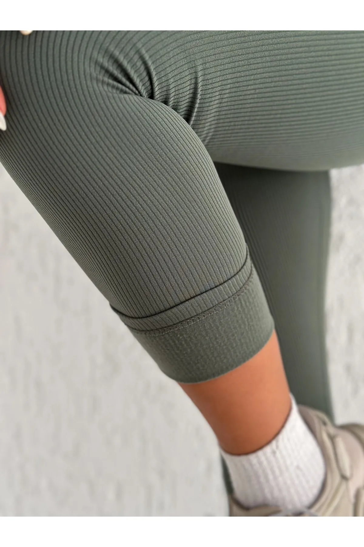BEJNA  Khakifarbene, gerippte Fleece-Strumpfhose für Damen mit hoher Taille