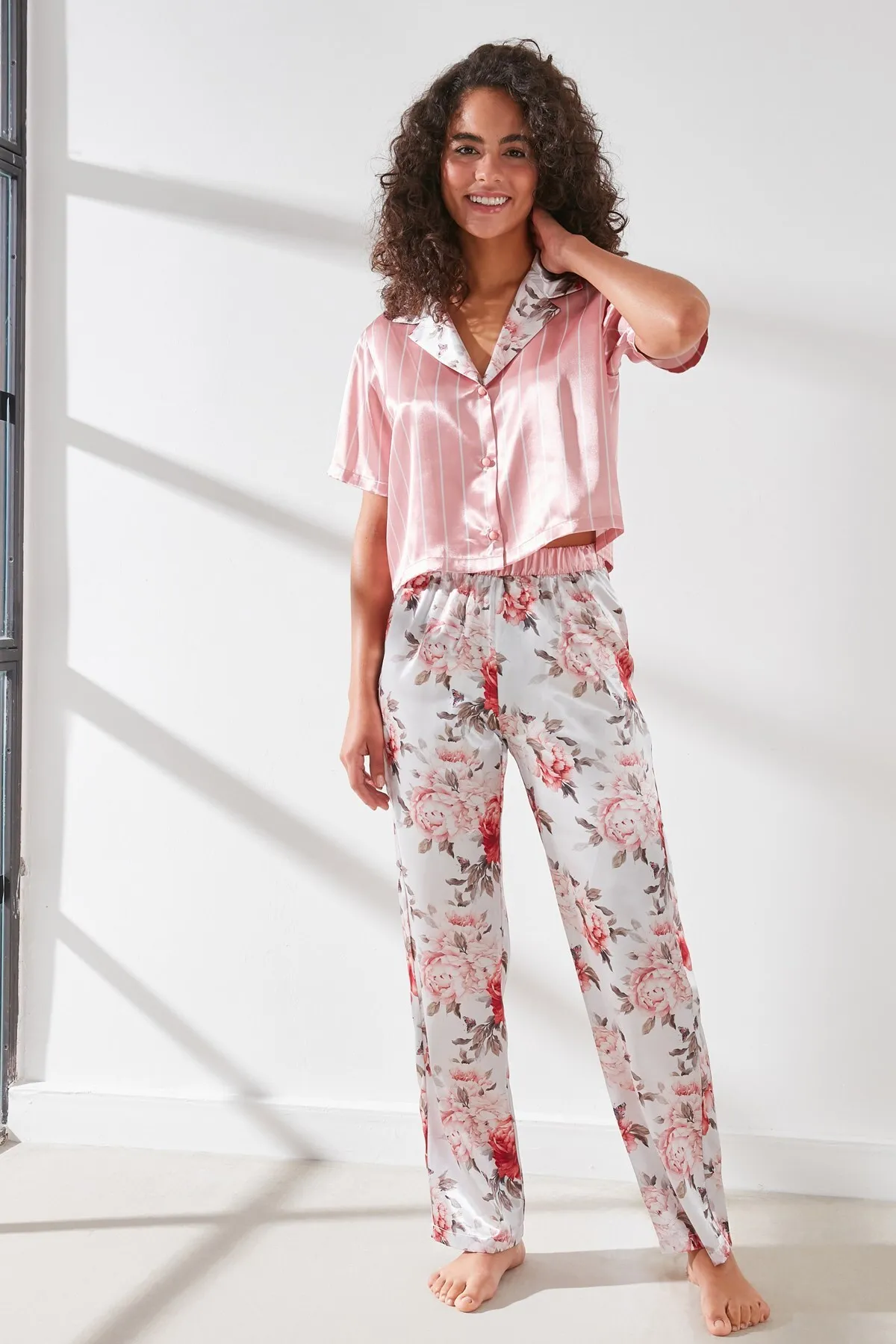 C&City  Damen-Pyjama-Set mit kurzem Hemd und Hose aus Satin 9066 Rosa/Ecru