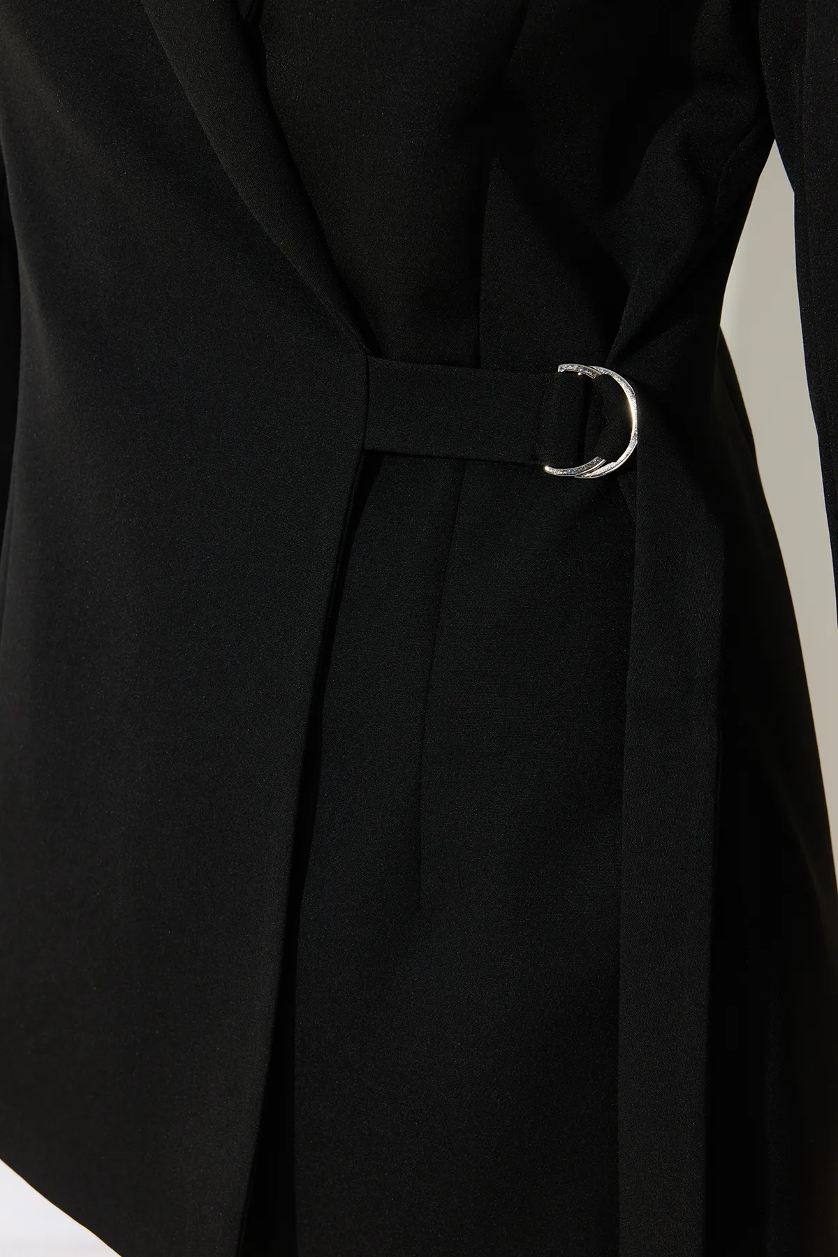 Trendyol Collection  Schwarze gewebte Accessoire-detaillierte reguläre Blazerjacke TWOSS24BC00012