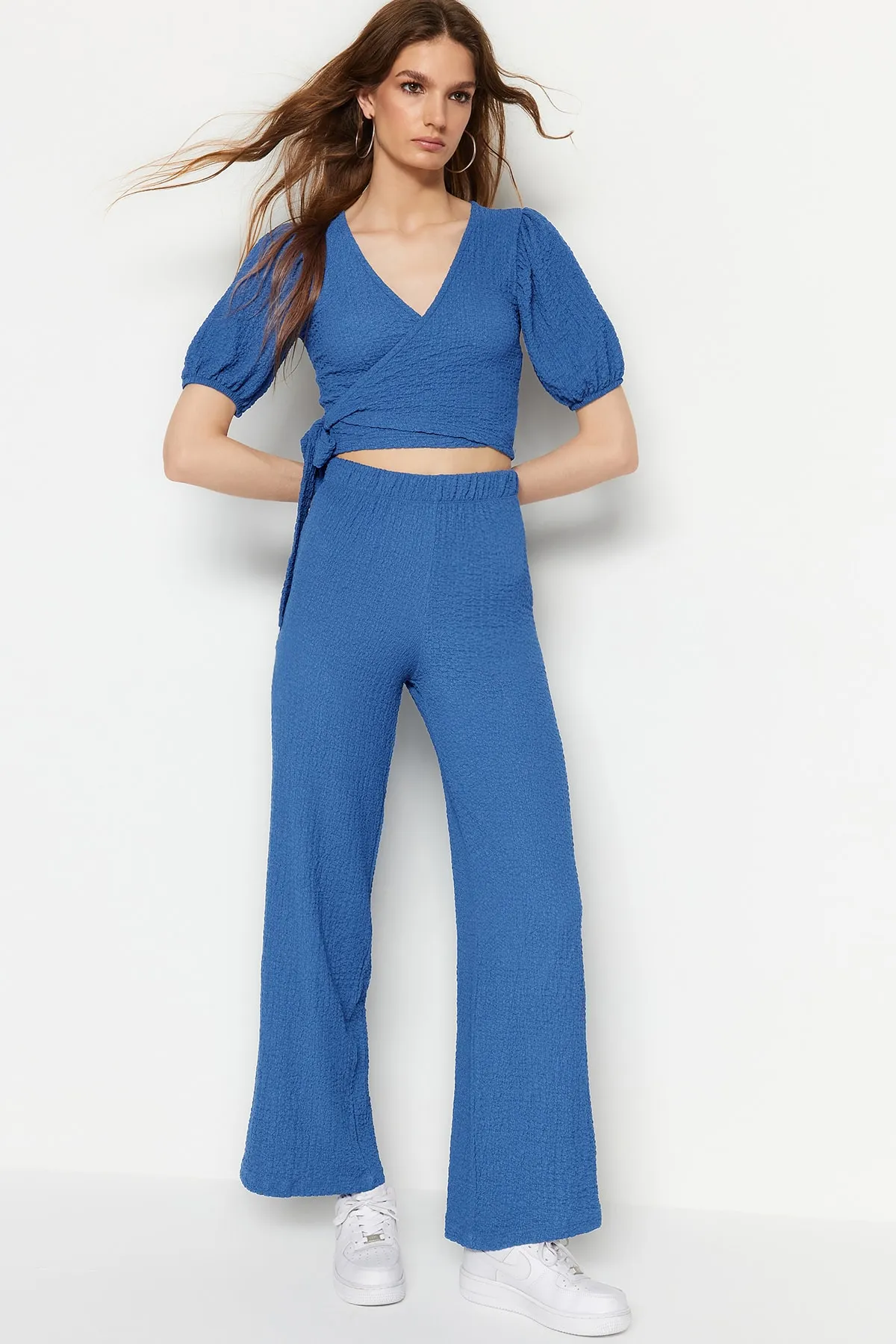 Trendyol Collection  Indigoblaues Set aus Oberteil und Unterteil mit zweireihigem Kragen und Ballonärmeln aus strukturiertem Stoff TWOSS23AU00068