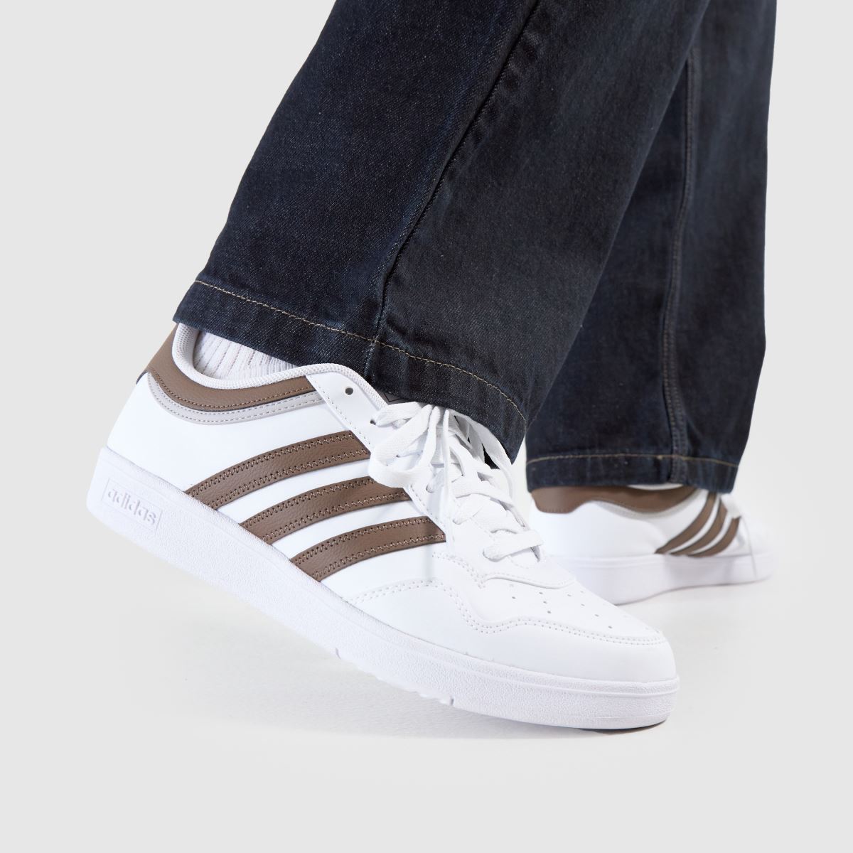 adidas Hoops 4.0 cipők barna és fehér színben