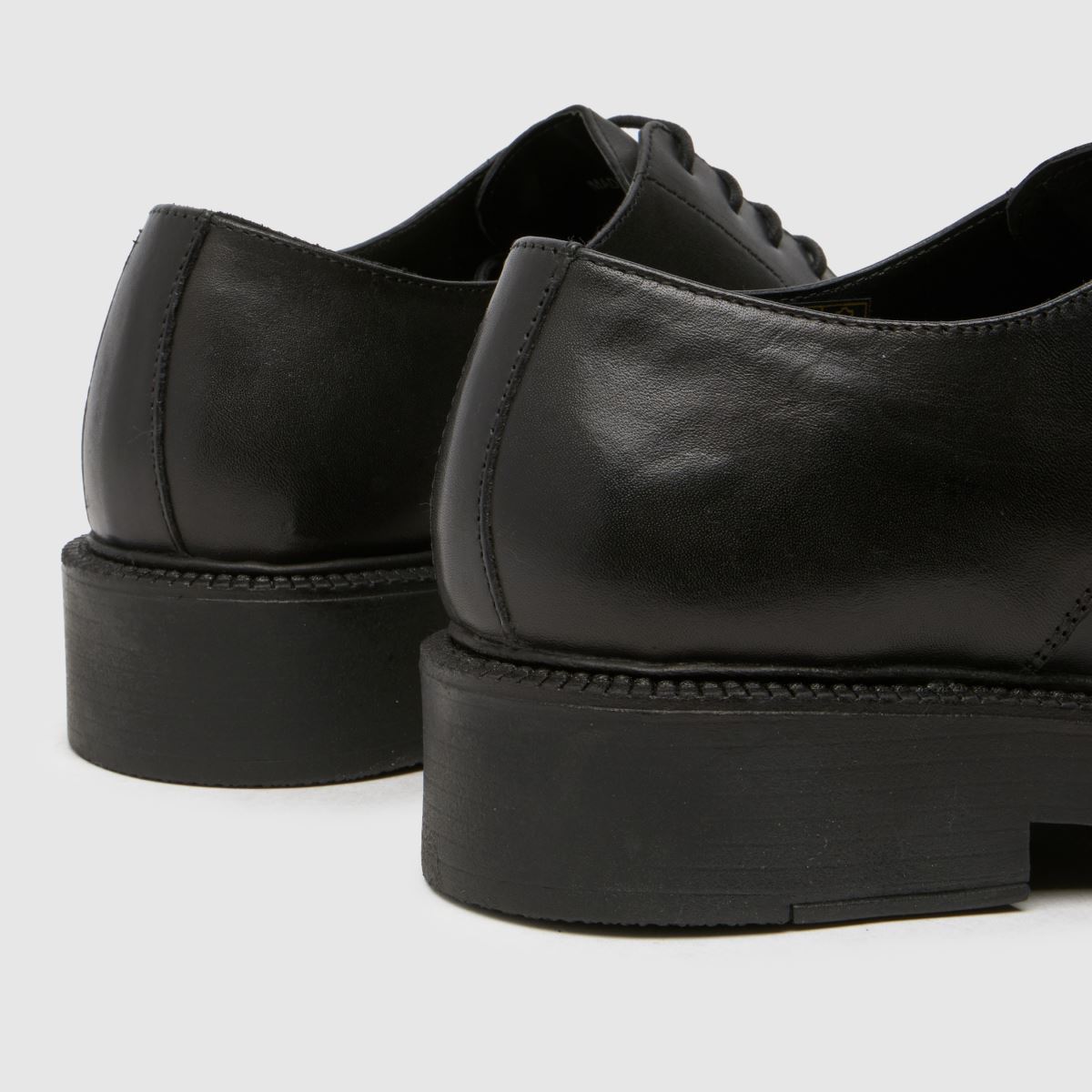 Schuh Micah bőr fűzős cipő fekete színben