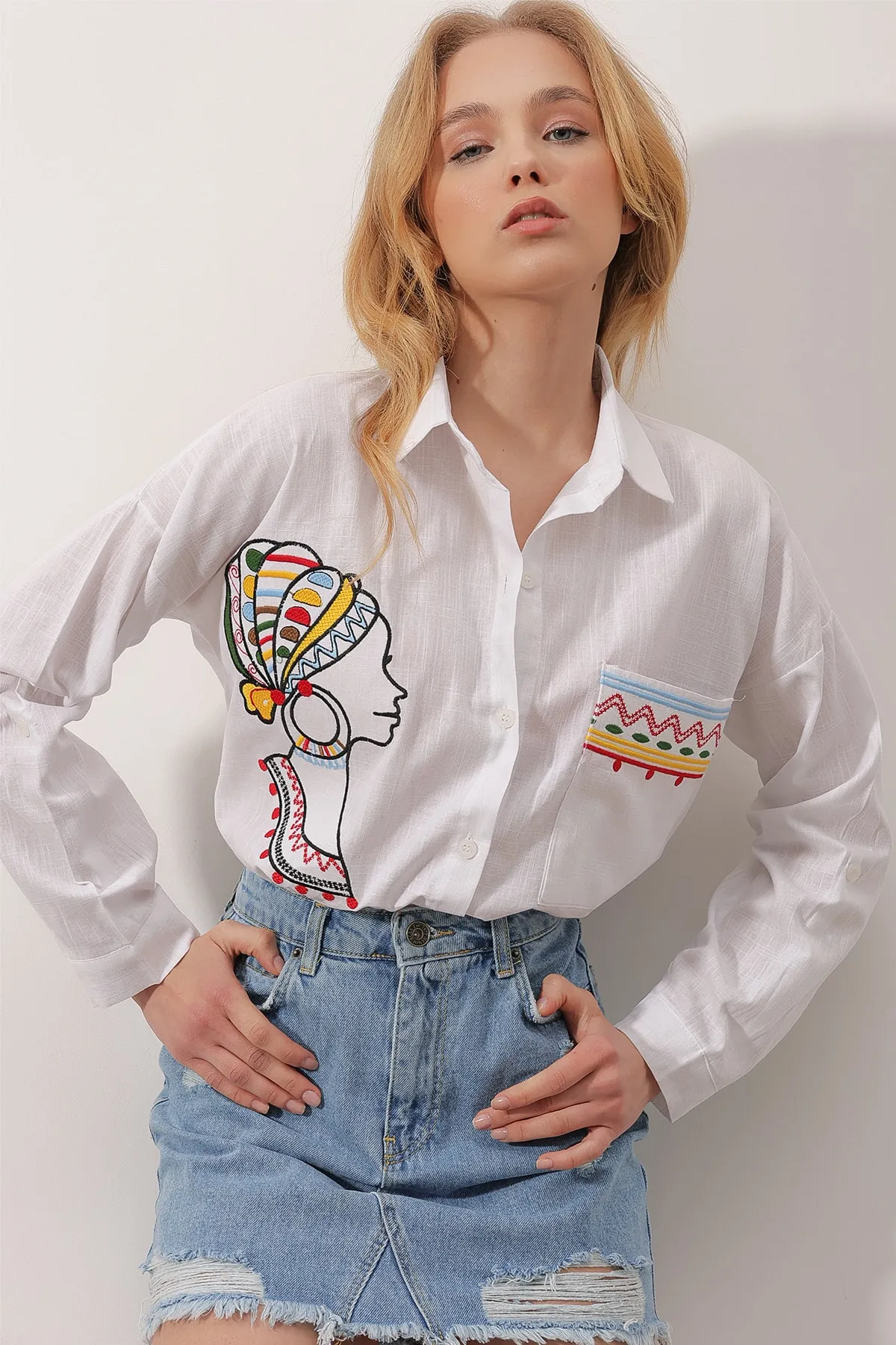 Trend Alaçatı Stili  Weißes besticktes Leinenhemd für Damen ALC-X9830