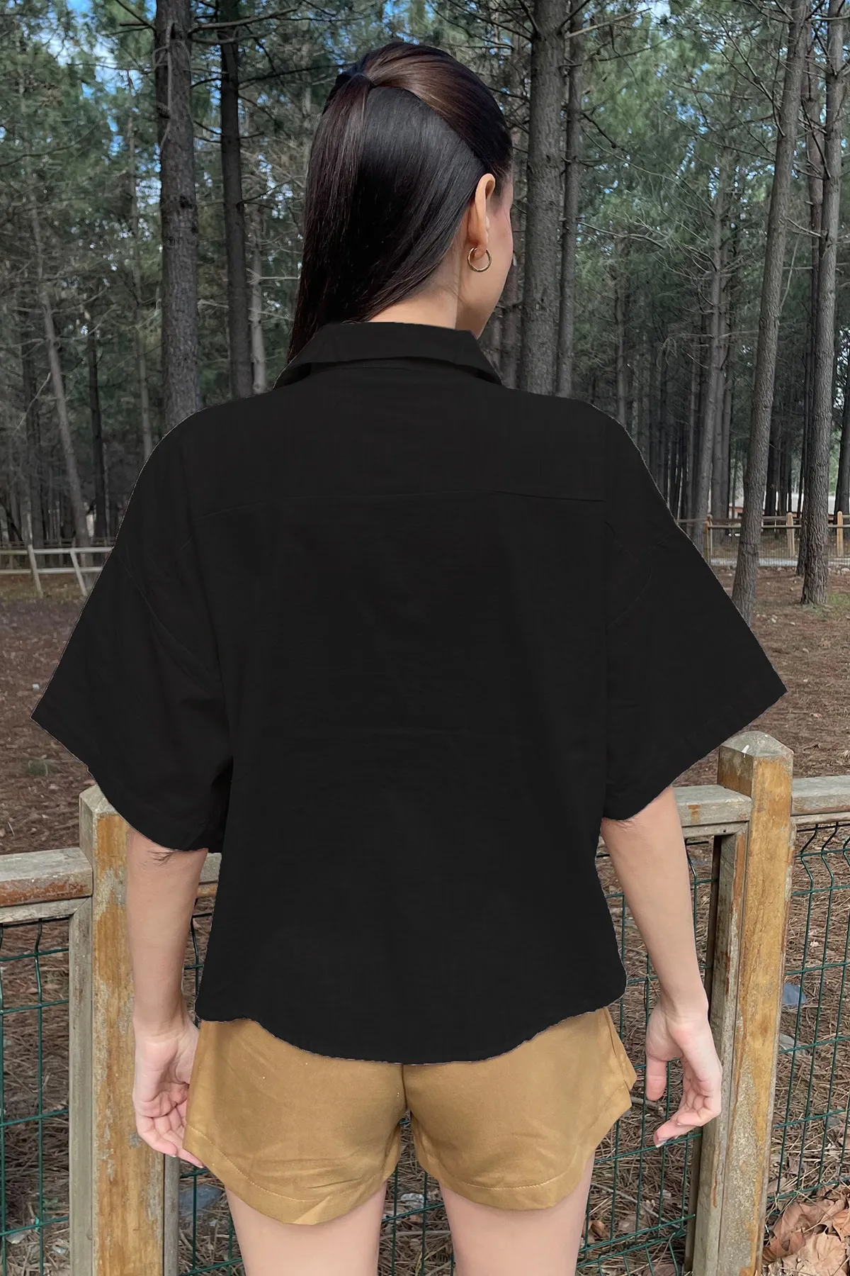 Trend Alaçatı Stili  Schwarzes Damen-Leinenhemd mit halblangen Ärmeln und zwei Taschen ALC-X9991