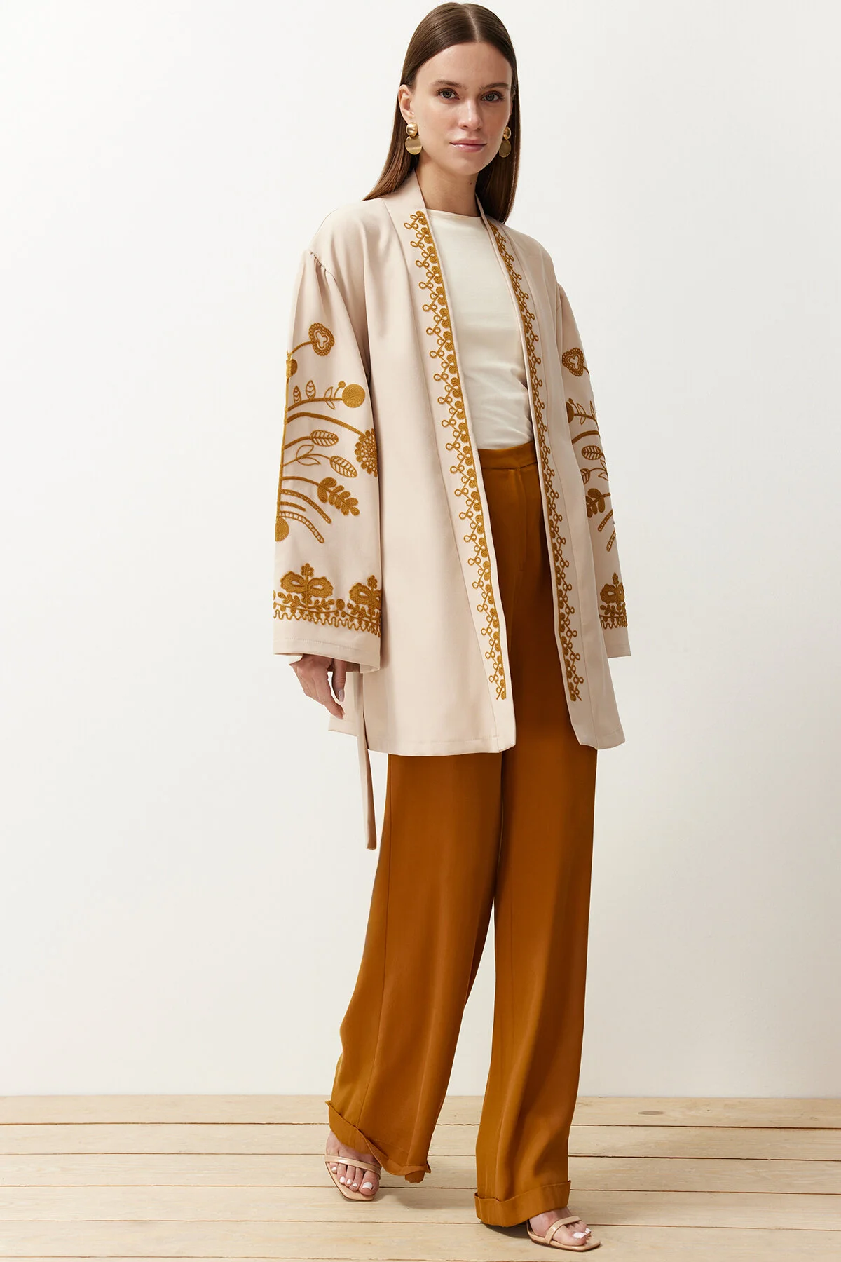 Trendyol Modest  Beige-schwarz gewebte bestickte Tasse & Ferace & Kimono TCTSS24KF00018