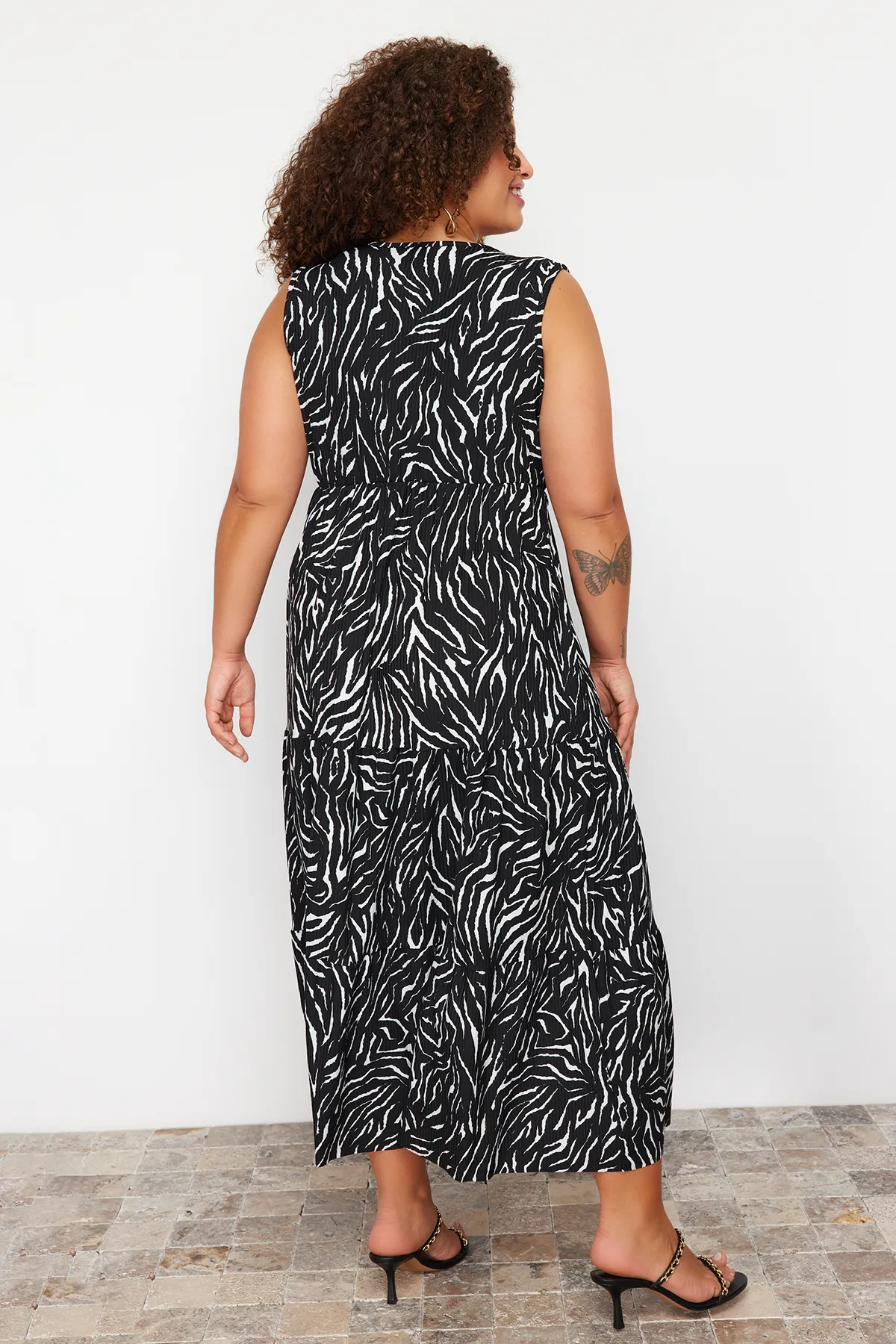 Trendyol Curve  Schwarzes A-Linien-Strickkleid mit Tiermuster TBBSS22AH00010