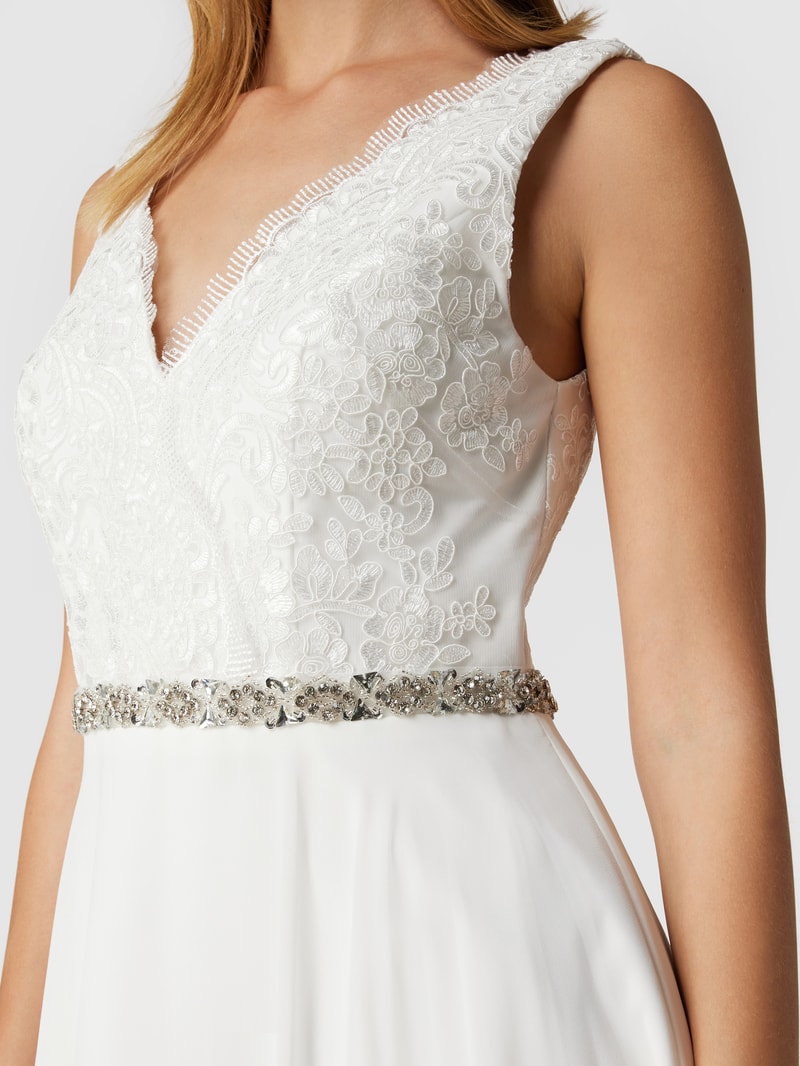 Brautkleid mit floraler Spitze und Ziersteinen in ecru