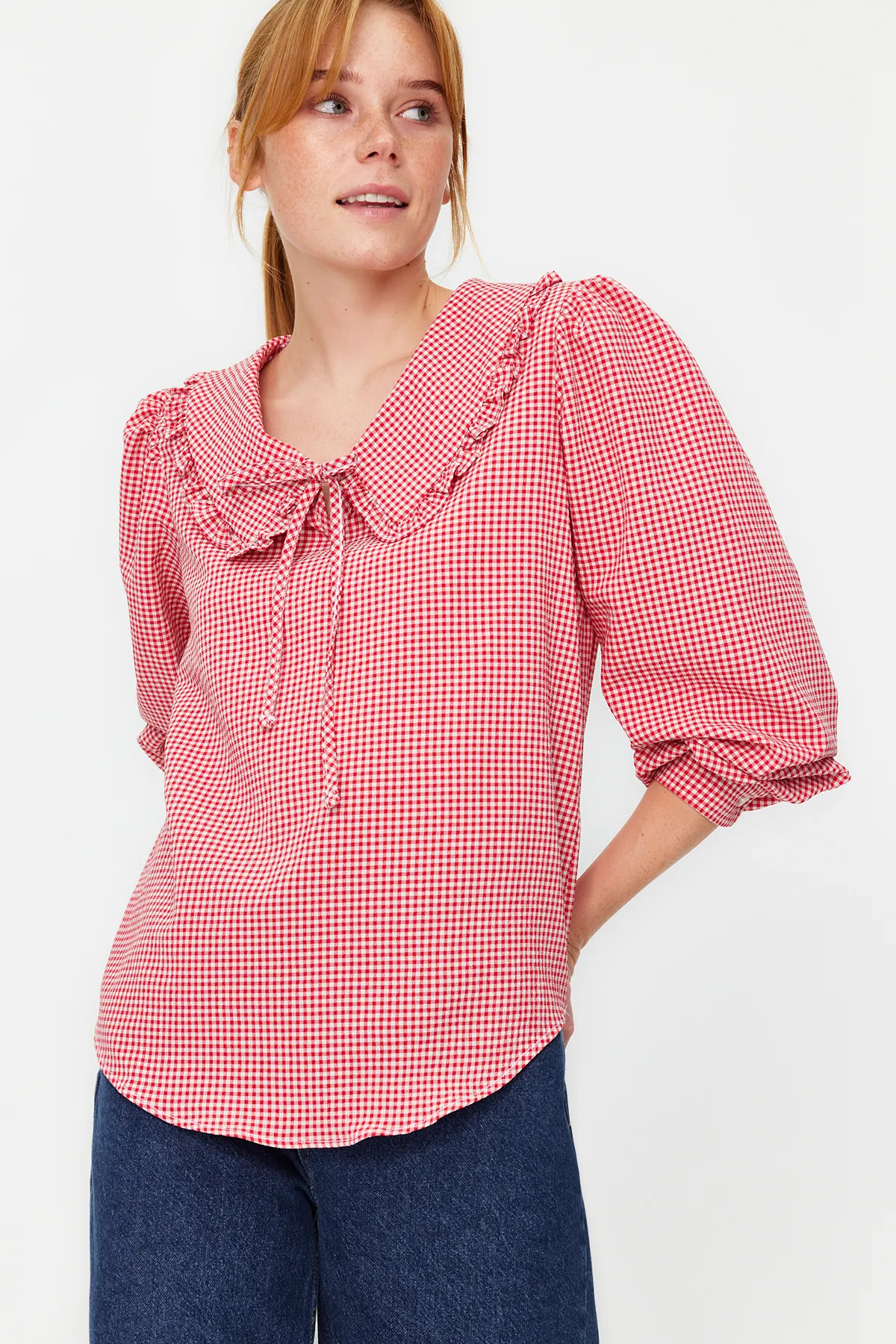 Trendyol Collection  Karierte, gewebte Bluse mit rotem Kragen und detailliertem Kragen TWOAW22BZ0097