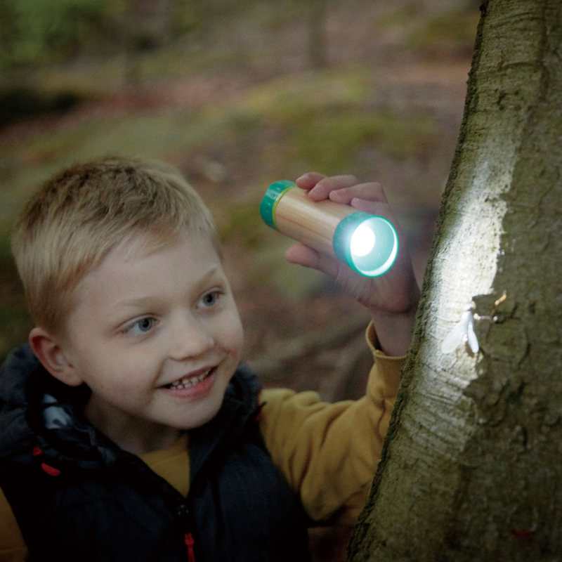 Lampe de poche à dynamo et sa pochette Hape