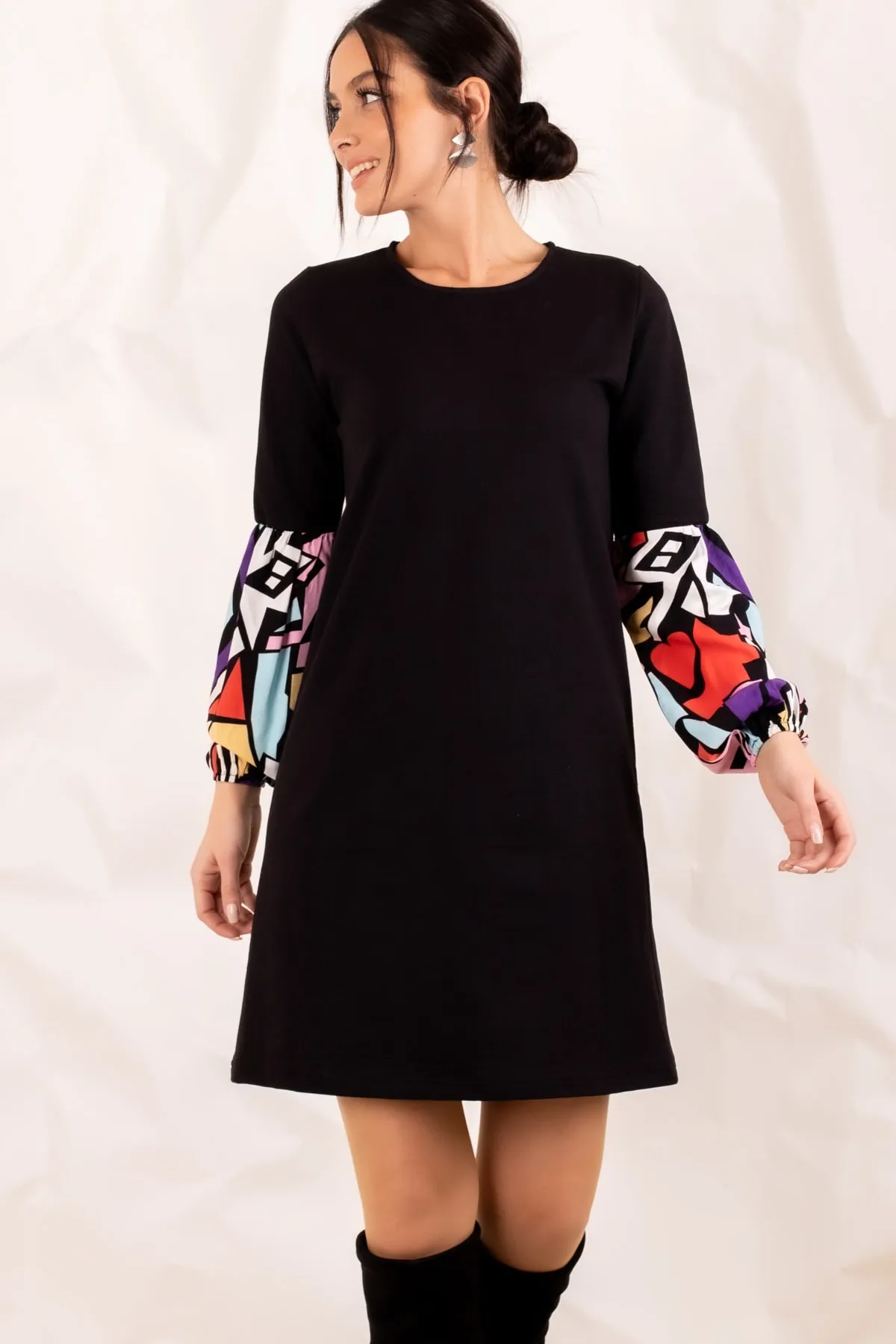 armonika  Schwarzes Damenkleid mit geometrischem Muster und Ballonärmeln ARM-20K001099