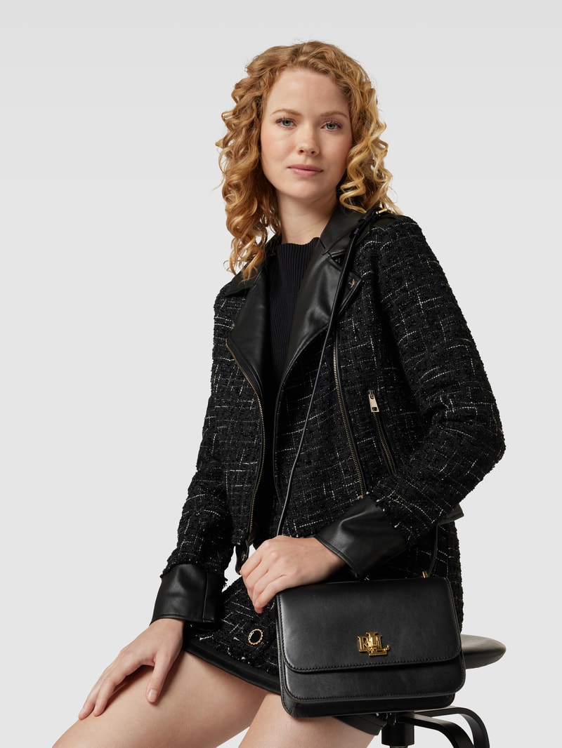 Schultertasche mit Label-Applikation in schwarz