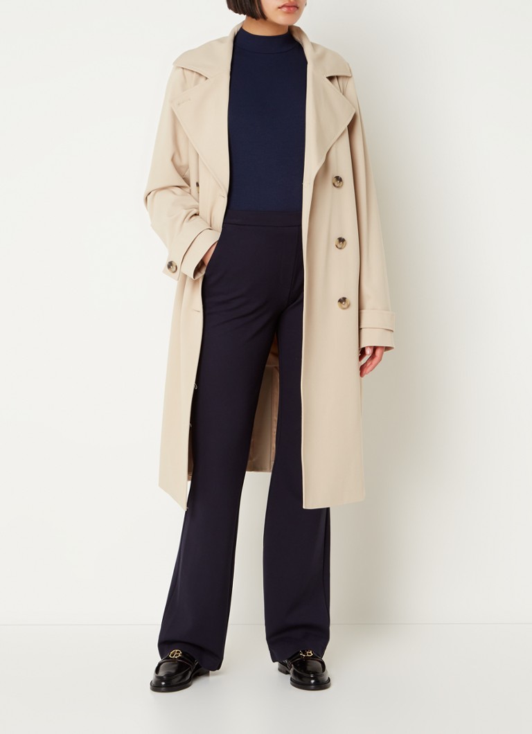 Gabardina Hiro de Modström con doble fila de botones y cinturón.