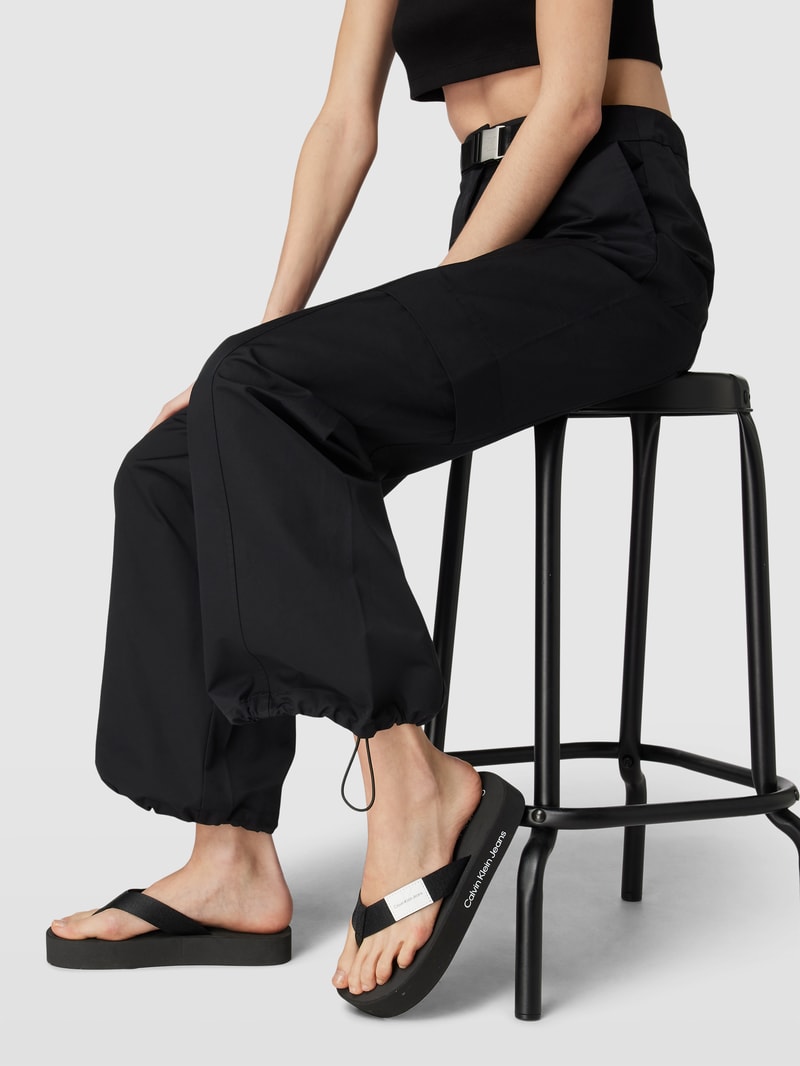 Zehentrenner mit Label-Details Modell 'FLATFORM' in schwarz