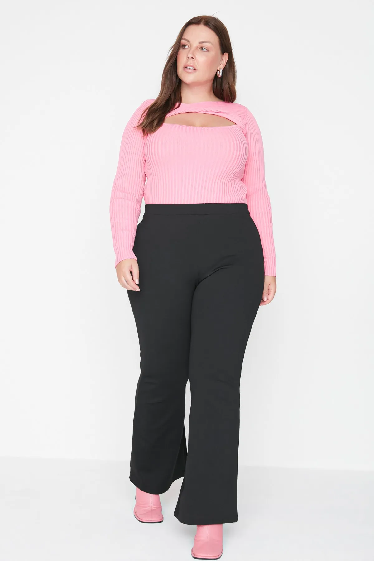 Trendyol Curve  Schwarze Strickhose mit spanischem Bein und hoher Taille TBBAW23AR00031
