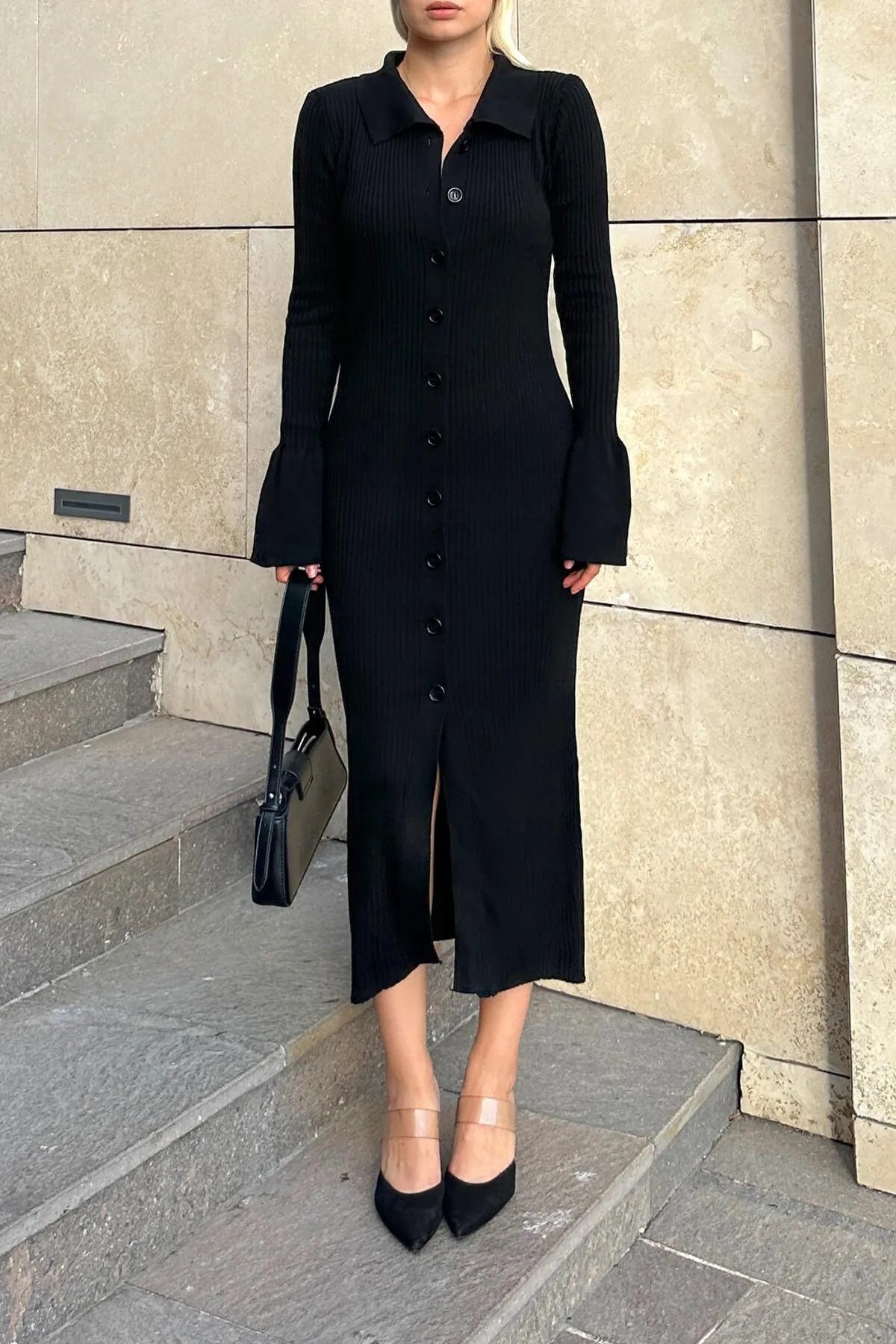 Swist  Schwarzes Midi-Strickkleid für Damen mit Sasha-Polokragen und geknöpften Ärmeln