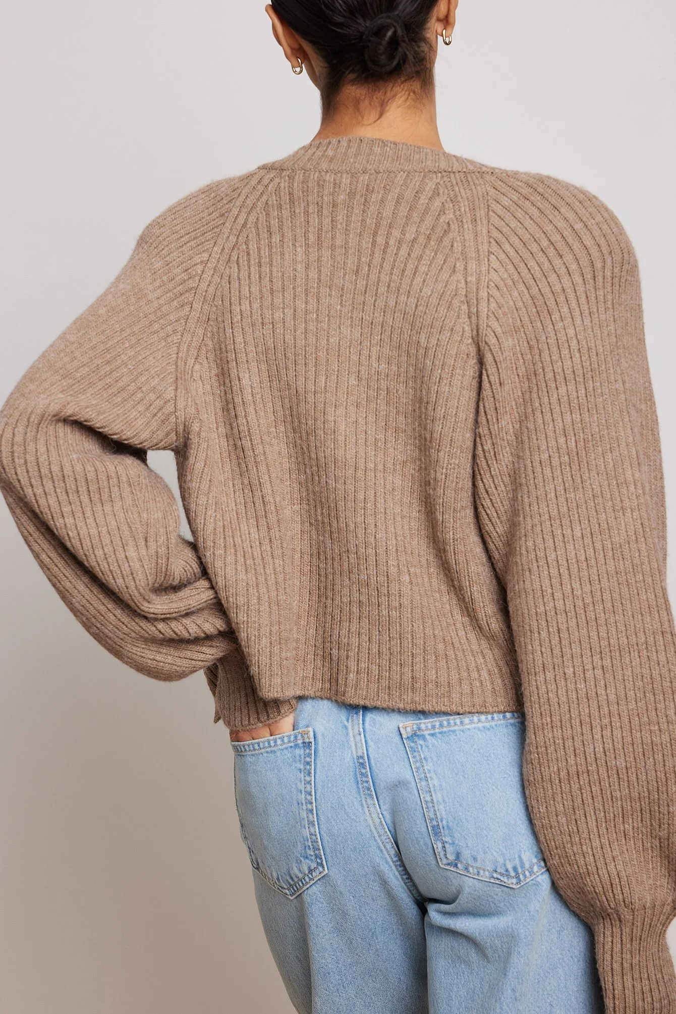 Strickjacke mit Schulterpolster aus Rippstrick