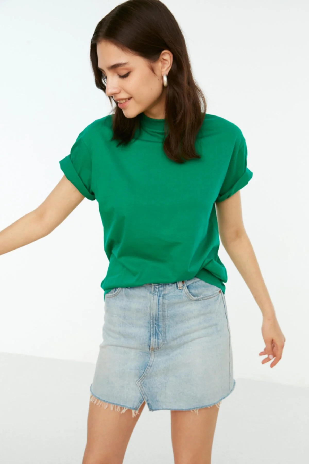 Trendyol Collection  Grünes Basic-Strick-T-Shirt aus 100 % Baumwolle mit Stehkragen TWOAW20TS0096