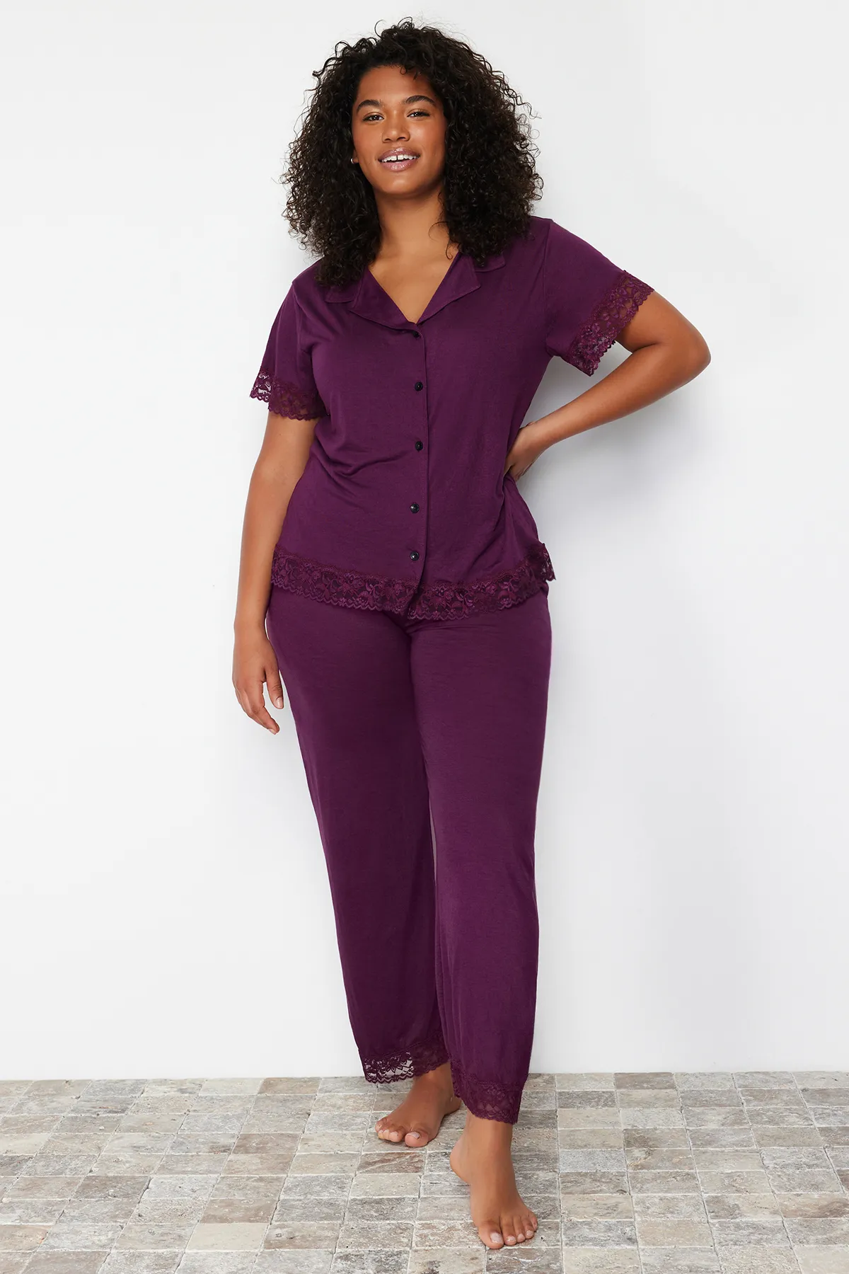 Trendyol Curve  Gestricktes Pyjama-Set aus pflaumenfarbener Spitze TBSSS22PT0623