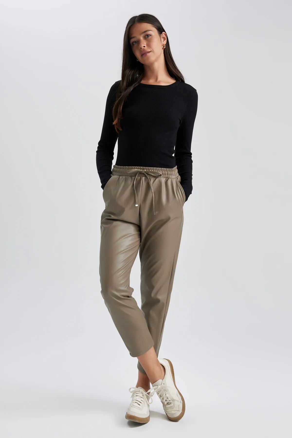 DeFacto  Hose aus Kunstleder mit hoher Taille und Joggertaschen