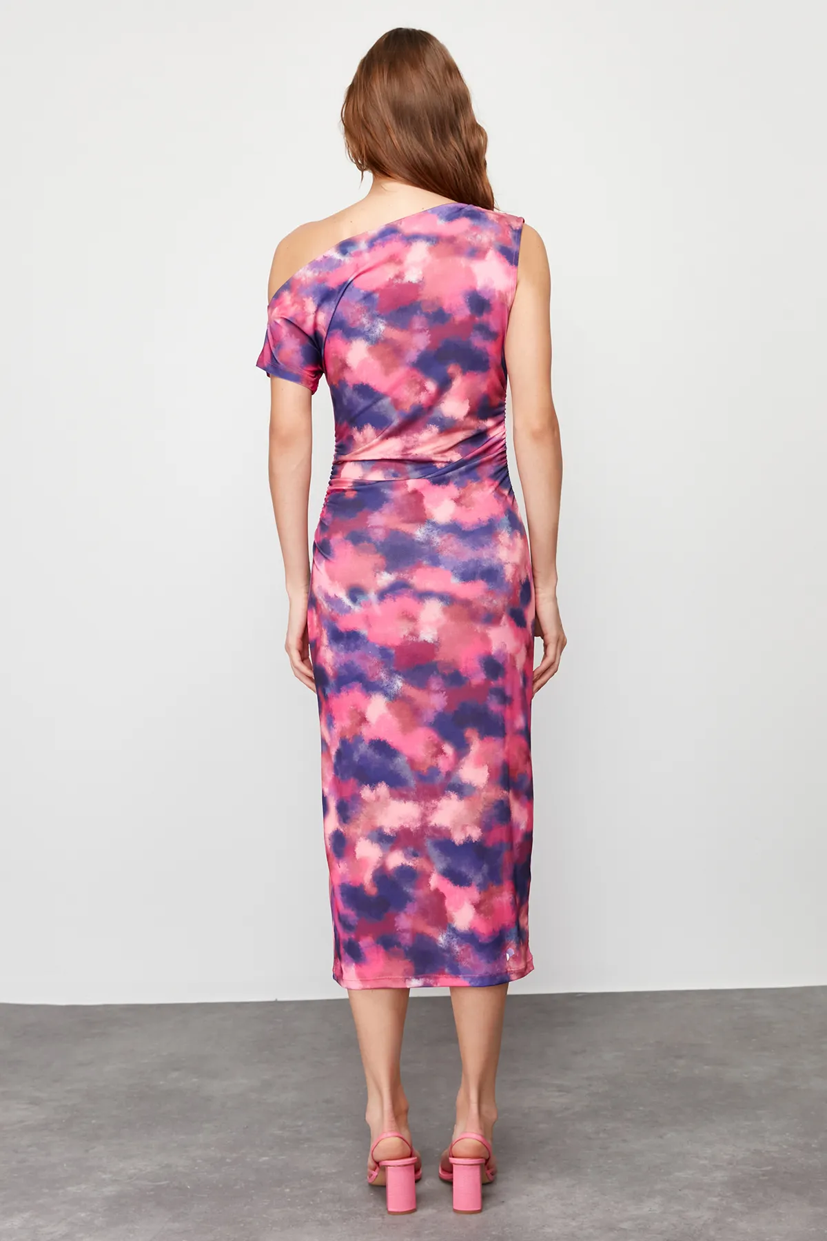 Trendyol Collection  Mehrfarbig bedrucktes, figurbetontes, ärmelloses Stretch-Strick-Midi-Bleistiftkleid mit U-Boot-Ausschnitt TWOSS24EL00662