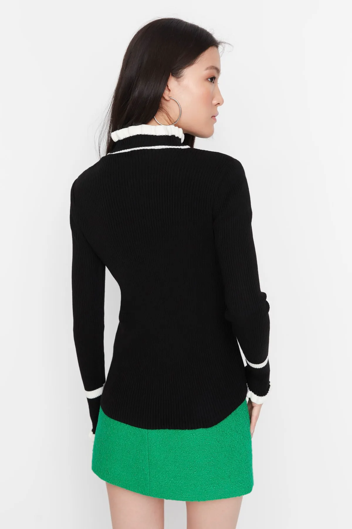 Trendyol Collection  Schwarzer Strickpullover mit Farbblockdesign TWOAW22KZ1250