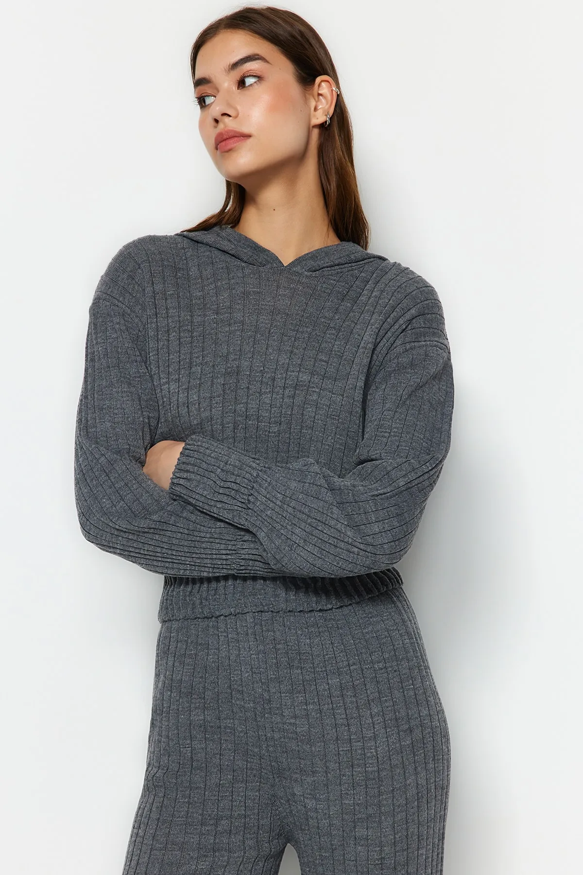 Trendyol Collection  Anthrazitfarbenes Strickoberteil und -unterteil mit Kapuze TWOAW22AU0044
