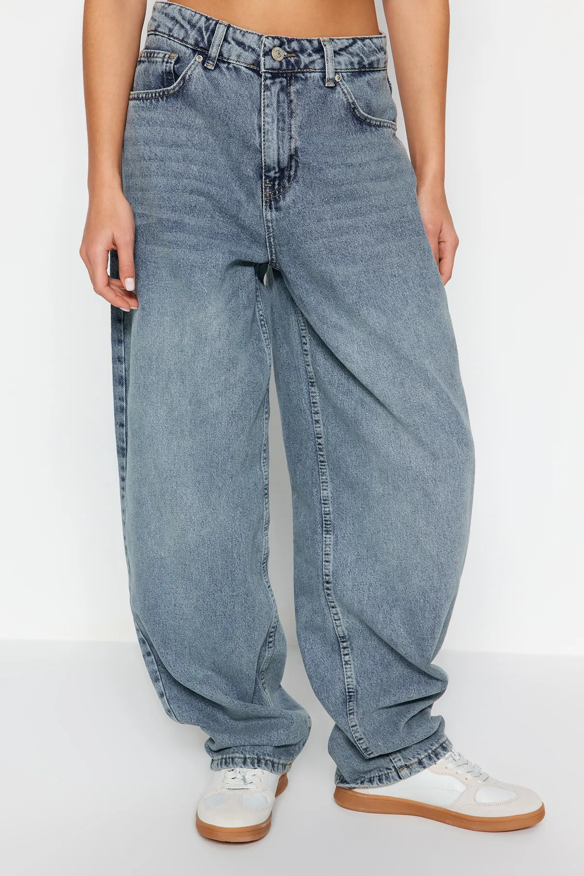 Trendyol Collection  Blaue Skater-Jeans mit niedriger Taille TWOSS24JE00038