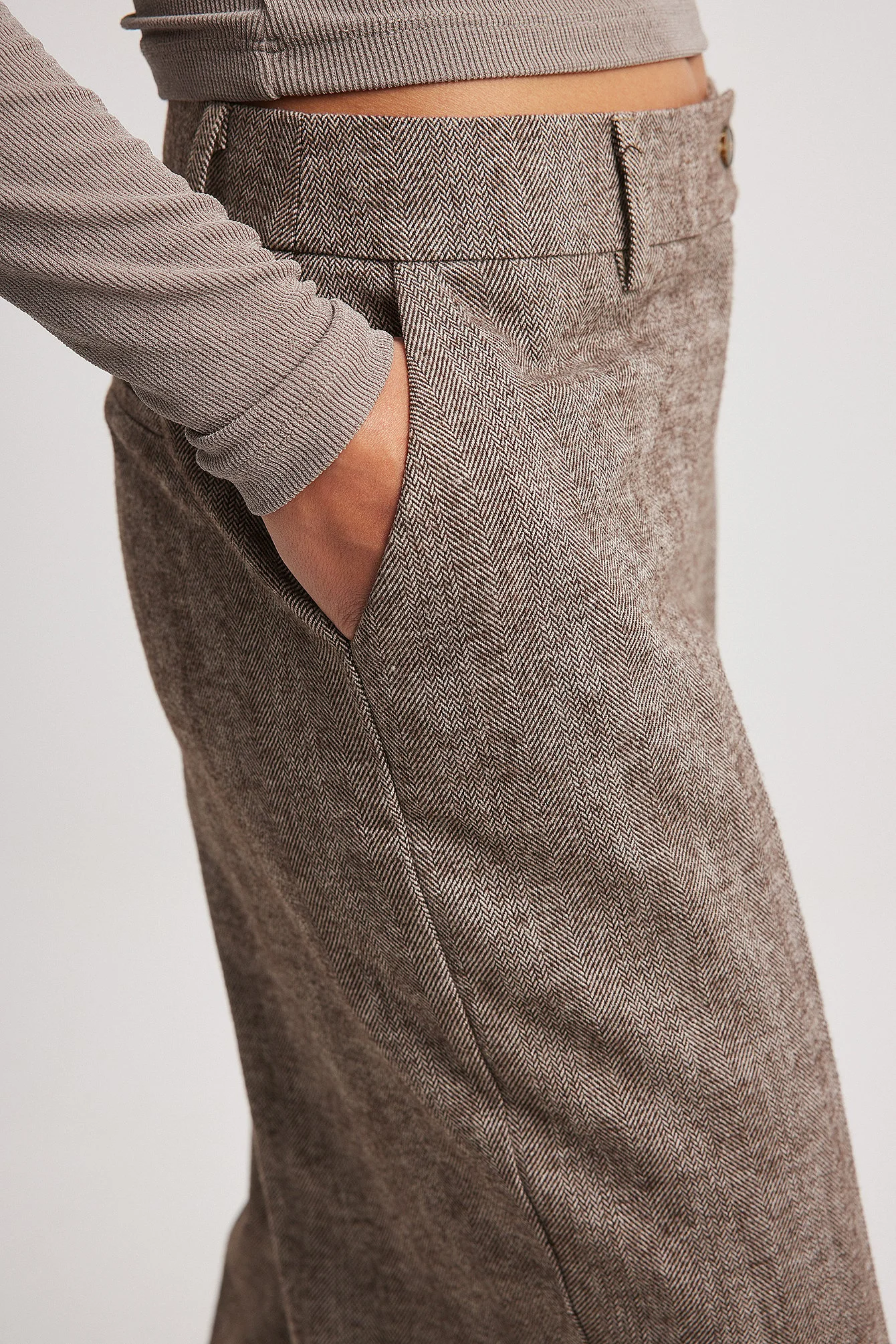 Hose mit niedriger Taille und Fischgrätenmuster