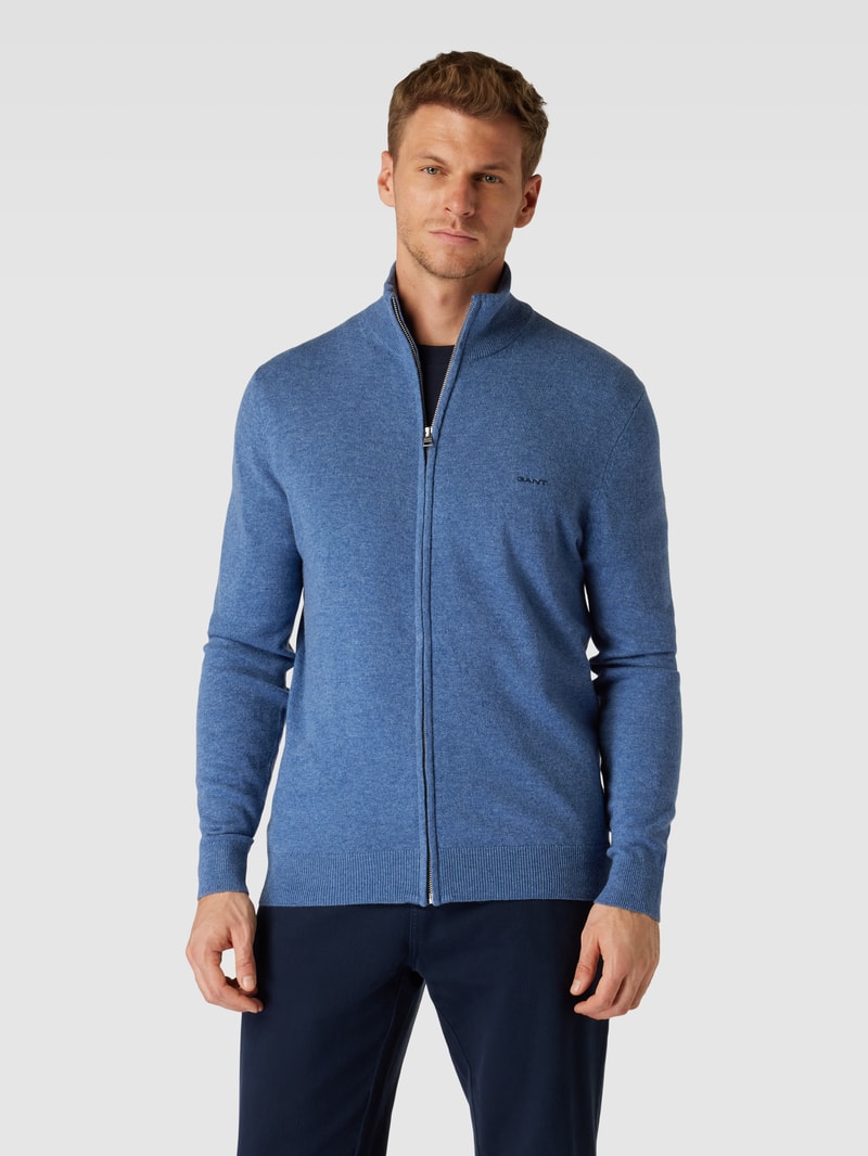 Strickjacke aus Lammwoll-Mix mit Stehkragen und Label-Stitching in hellblau meliert