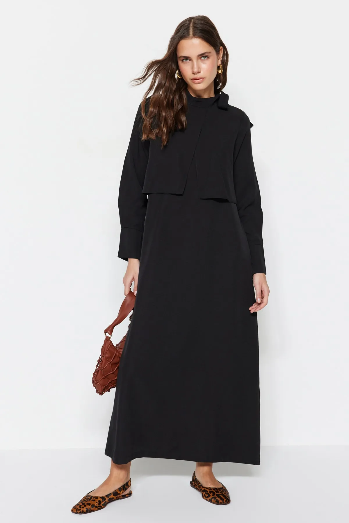 Trendyol Modest  Schwarzes gewebtes Kleid mit Kragen und Krawattendetails TCTSS23EB00283