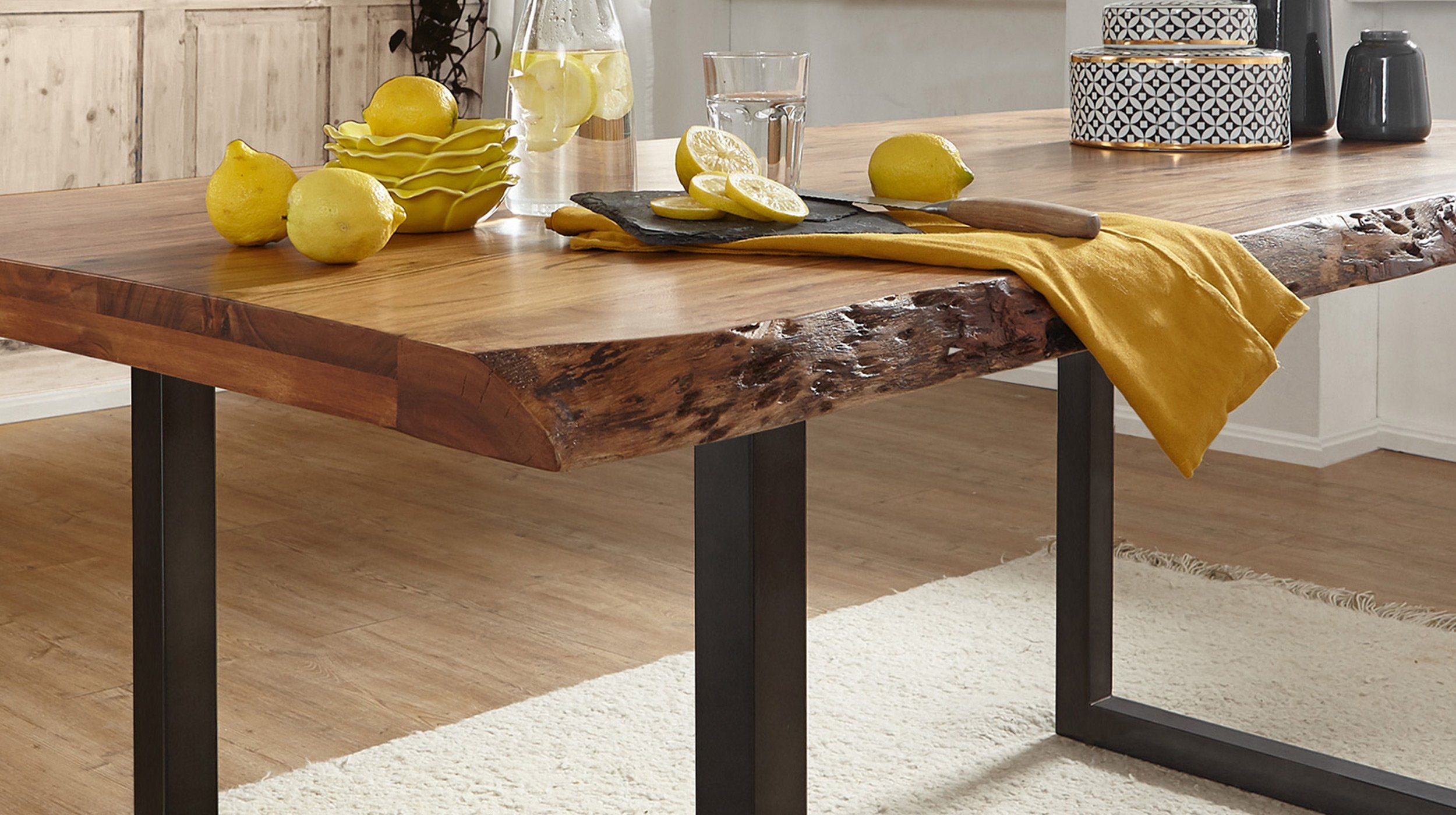 Massivart® Baumkantentisch TICO / Massivholz Akazienholz / 55 mm Tischplatte, Standbeine Kufengestell / Metall schwarz lackiert / Industrial Look