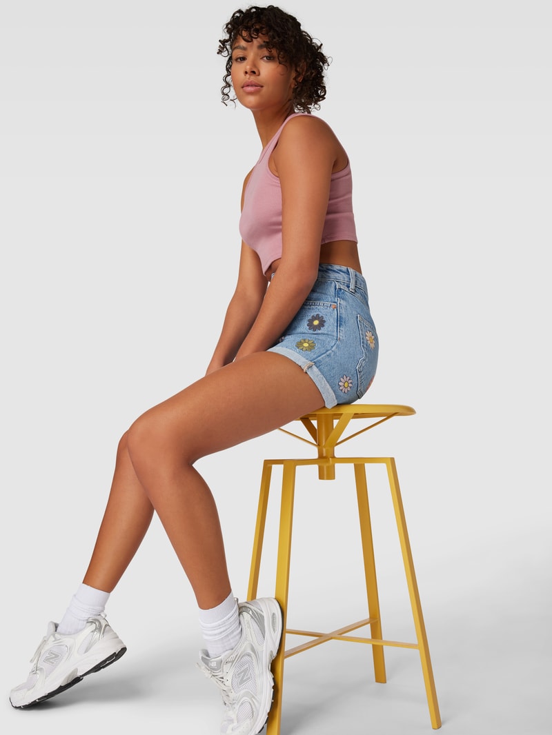 Jeansshorts mit floralem Stitching in hellblau