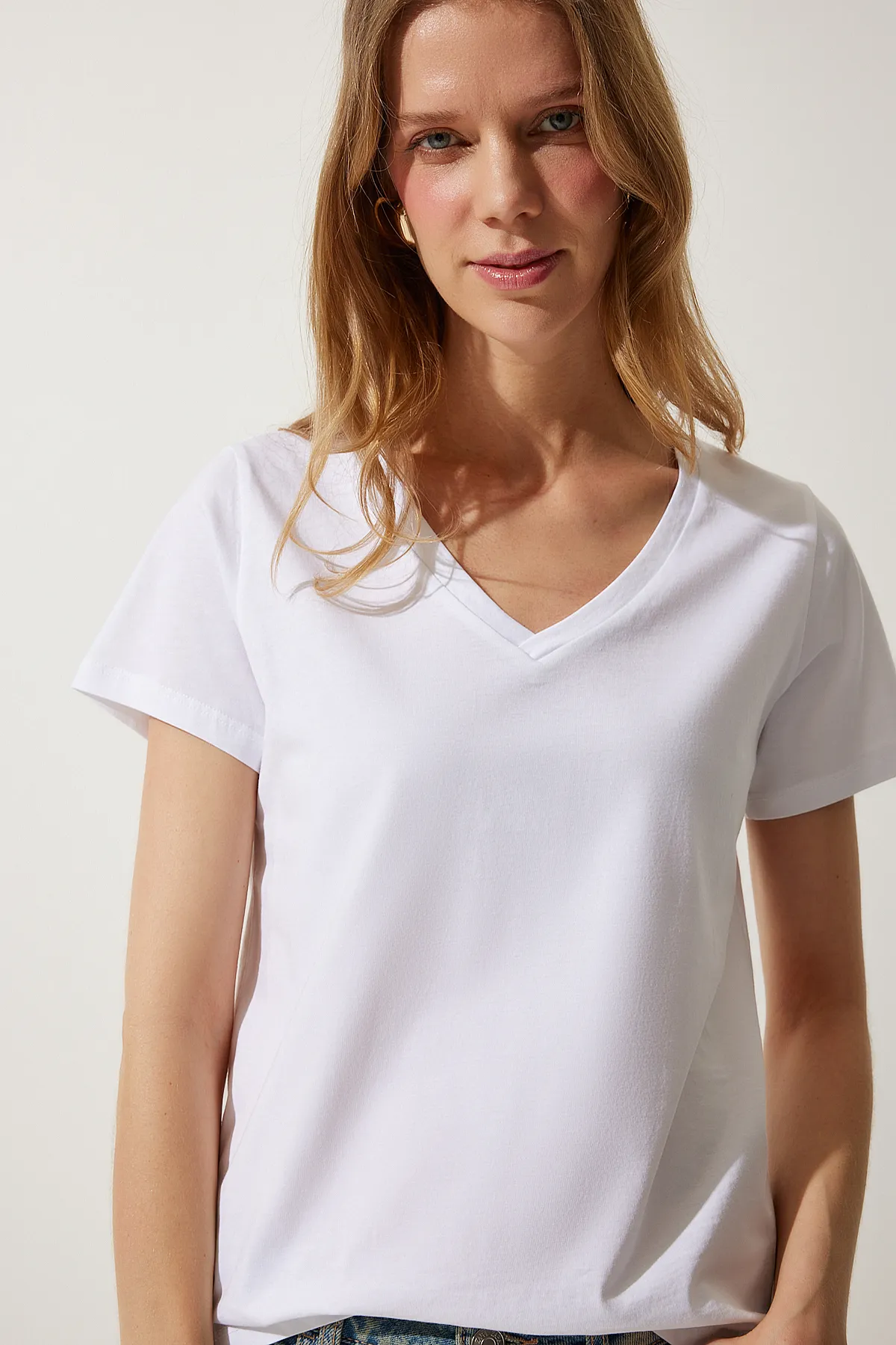 Happiness İstanbul  Weißes Basic-Strick-T-Shirt mit V-Ausschnitt für Damen UB00261