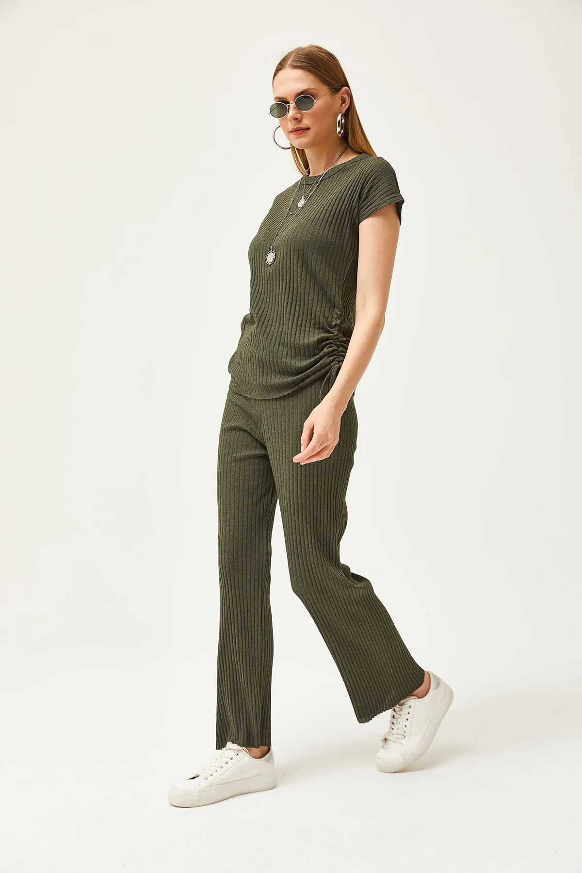 Olalook  Damen Nefti Grünes Set mit seitlich geraffter Bluse und Palazzo-Hose TKM-19000196