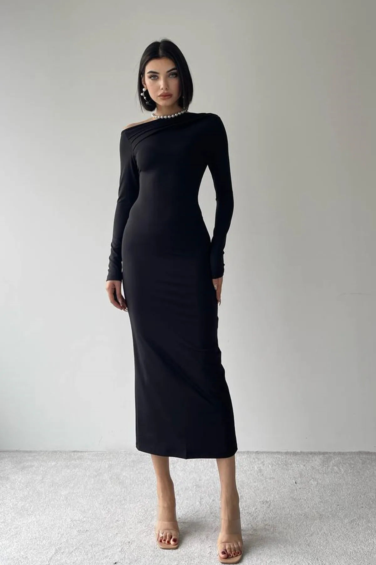 lovebox  Damen Maxikleid in Schwarz mit flexiblem Mikrogewebe an den Schultern, tiefem Ausschnitt und langen Ärmeln, 199
