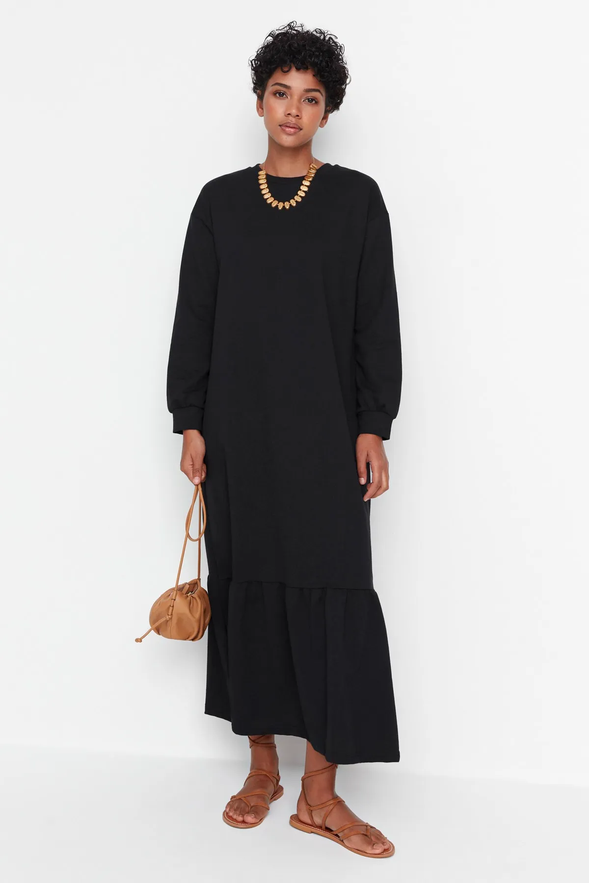 Trendyol Modest  Schwarzes Strickkleid mit Rundhalsausschnitt und Raffung TCTSS22EL00000