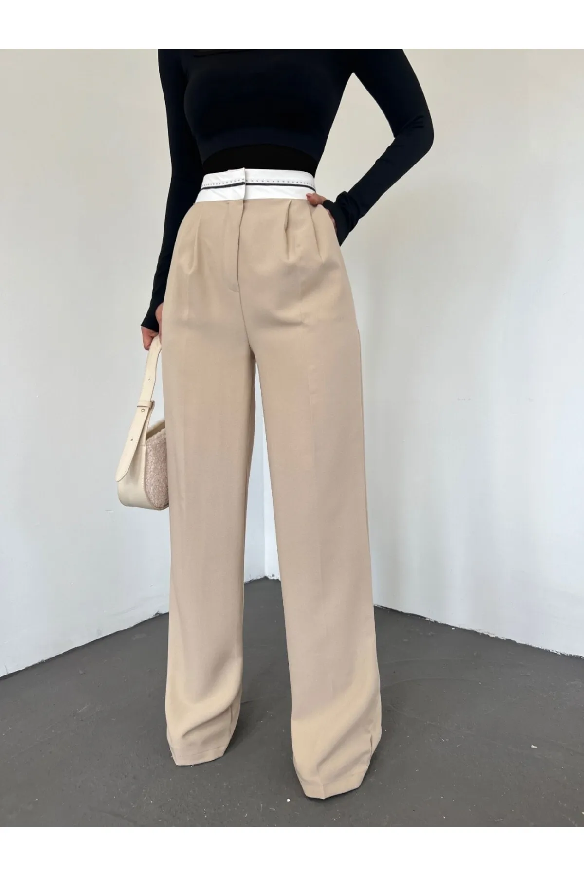 Modamorfo  Lockere Hose mit umgekehrtem Gürtel und Klettverschluss an der Taille