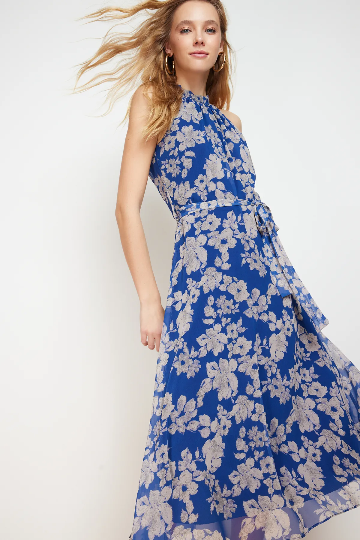 Trendyol Collection  Marineblaues, ärmelloses, gewebtes Kleid in A-Linie mit Gürtel und Midi-Futter und Neckholder und Blumendruck TWOSS20EL2536