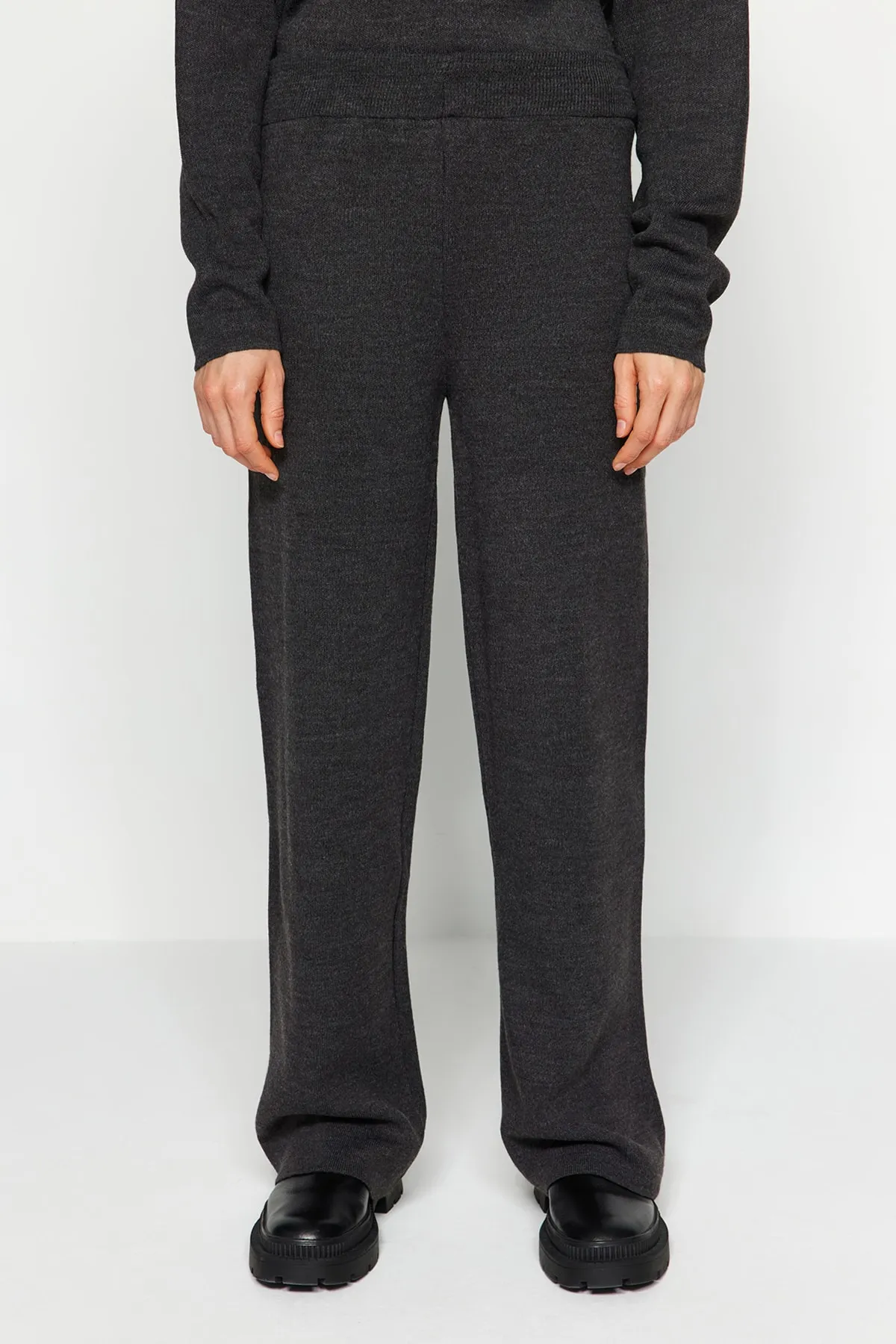 Trendyol Collection  Anthrazitfarbenes Strickoberteil und -unterteil in weiter Passform TWOAW24AU00026