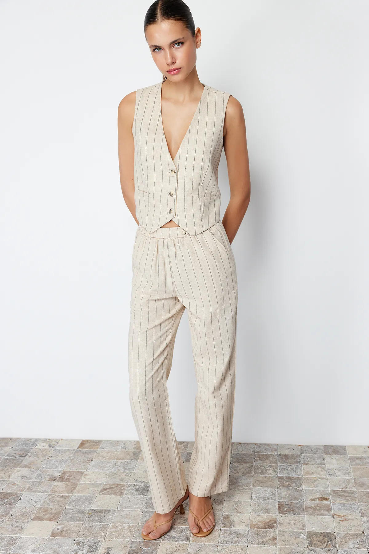 Trendyol Collection  Beige gestreifte Weste aus Baumwollleinengewebe TWOSS24YE00025